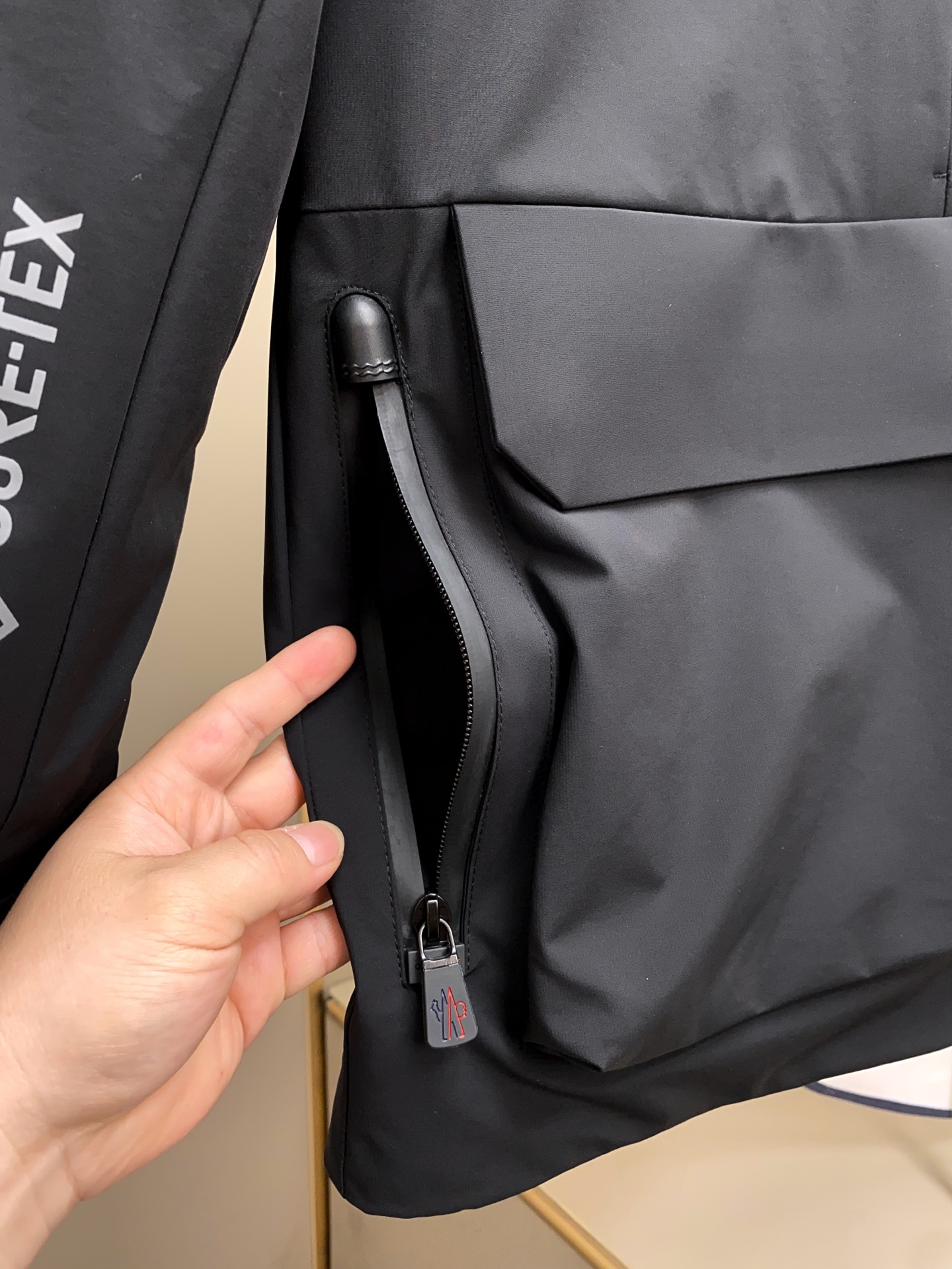 新品 25FW秋冬季新款！-Moncl*r男士户外休闲连帽中长款羽绒服，高端轻奢的时尚风格，实穿百搭的款