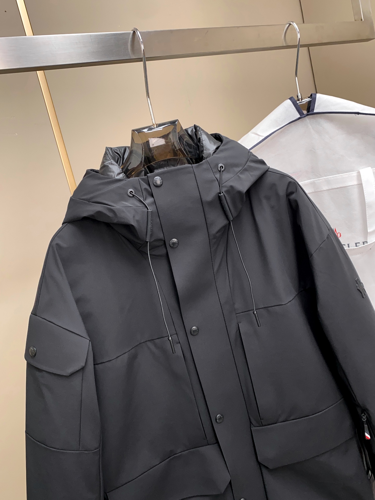 新品 25FW秋冬季新款！-Moncl*r男士户外休闲连帽中长款羽绒服，高端轻奢的时尚风格，实穿百搭的款