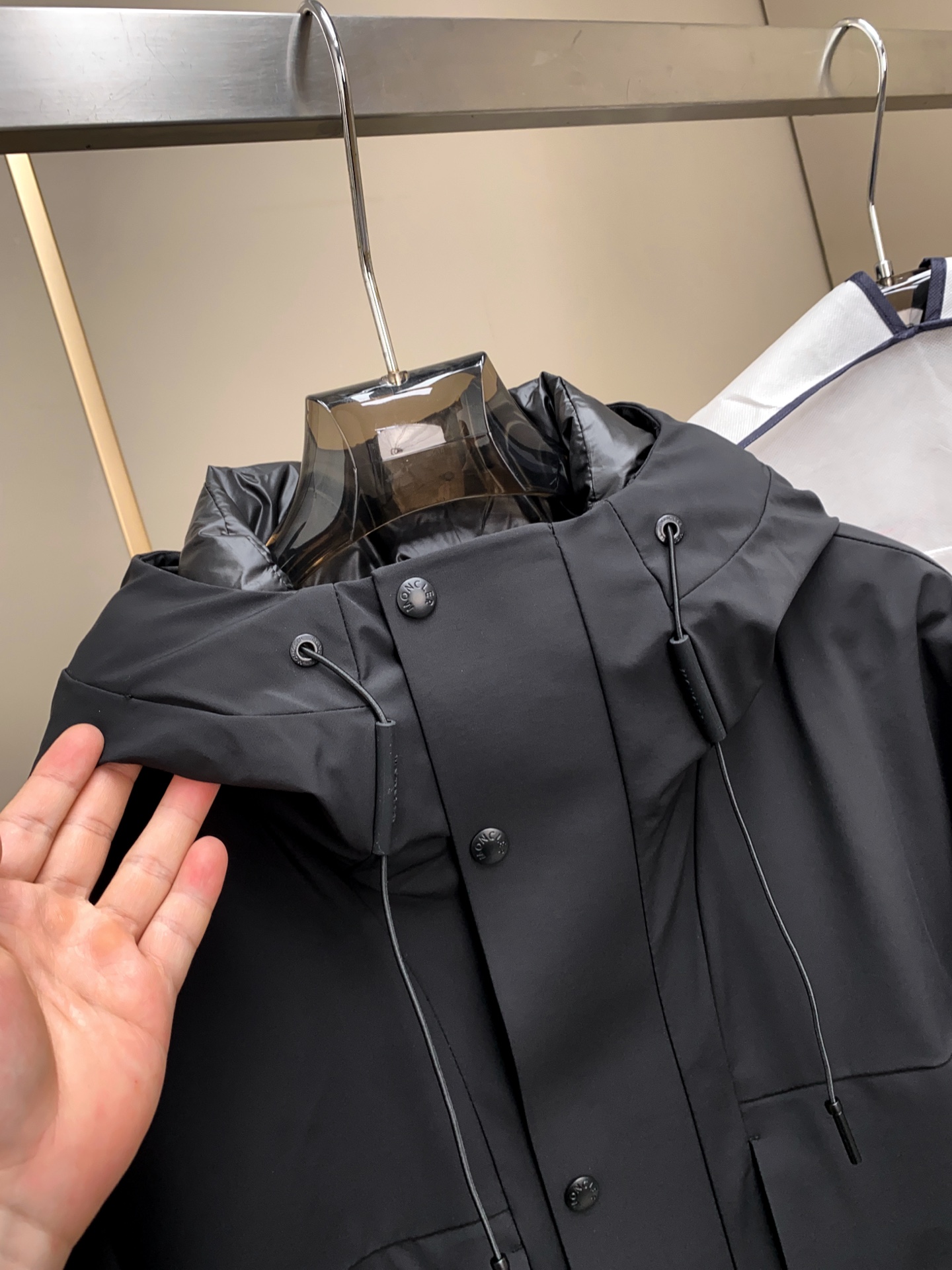 新品 25FW秋冬季新款！-Moncl*r男士户外休闲连帽中长款羽绒服，高端轻奢的时尚风格，实穿百搭的款