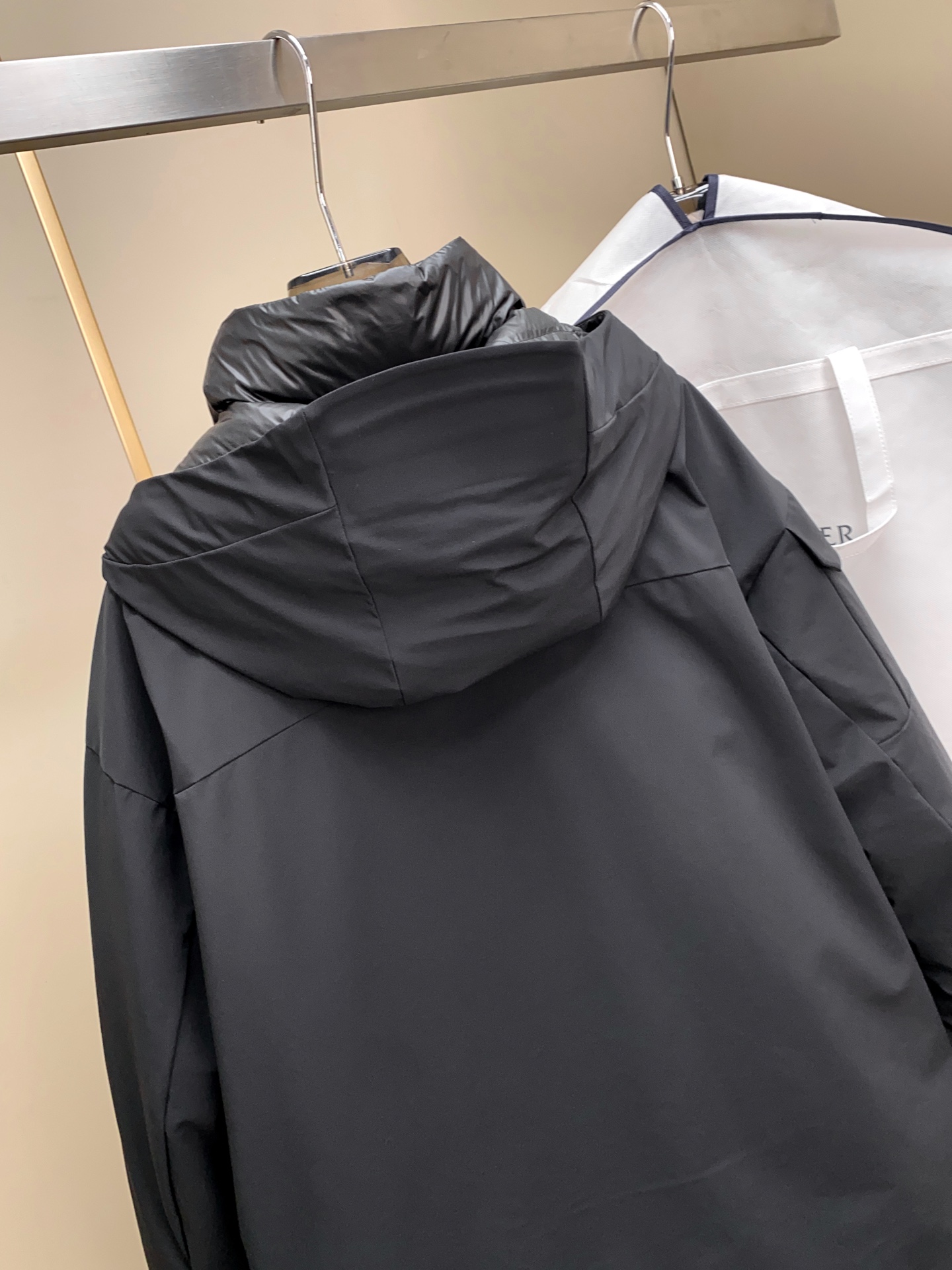 新品 25FW秋冬季新款！-Moncl*r男士户外休闲连帽中长款羽绒服，高端轻奢的时尚风格，实穿百搭的款