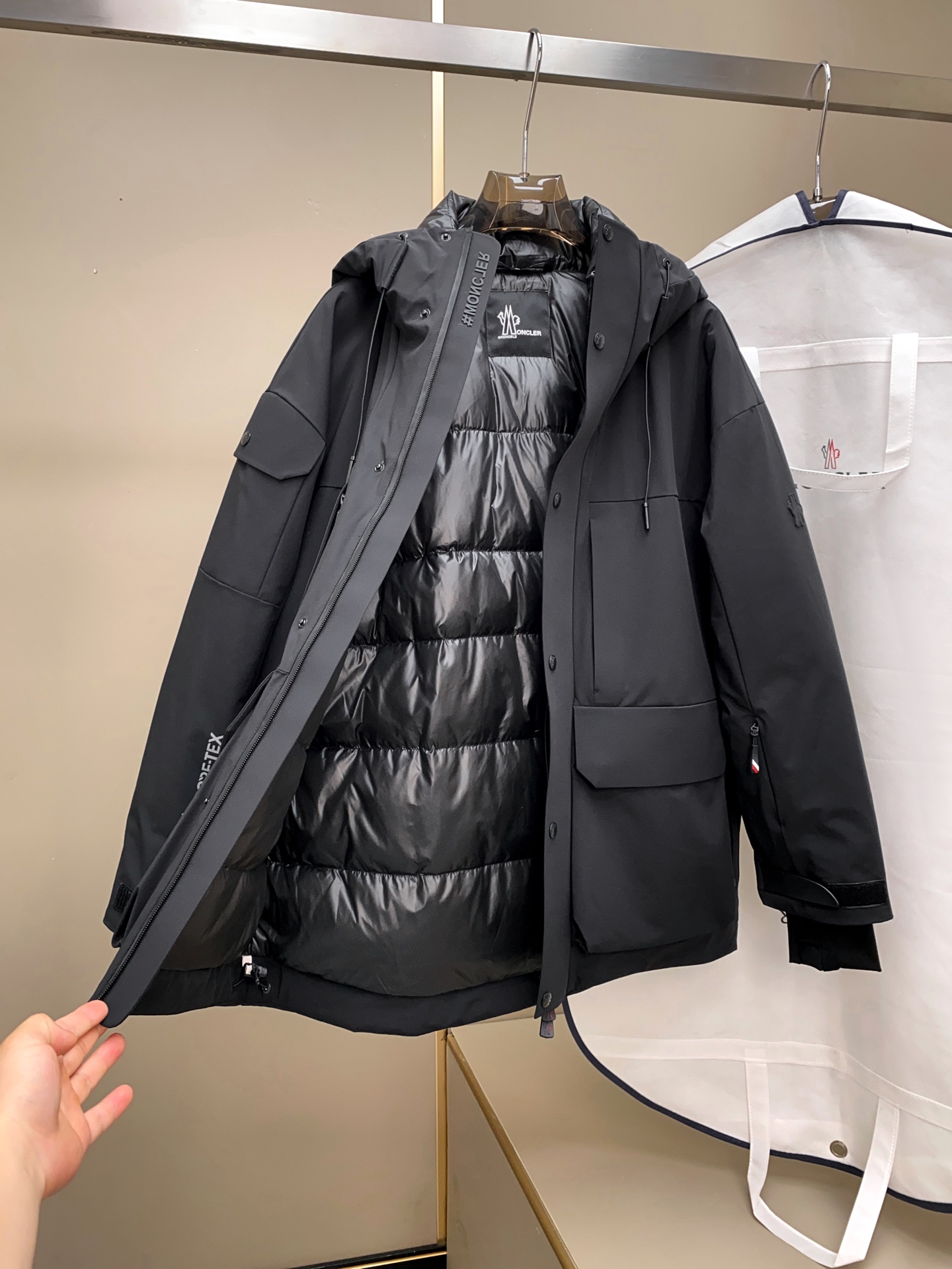 新品 25FW秋冬季新款！-Moncl*r男士户外休闲连帽中长款羽绒服，高端轻奢的时尚风格，实穿百搭的款