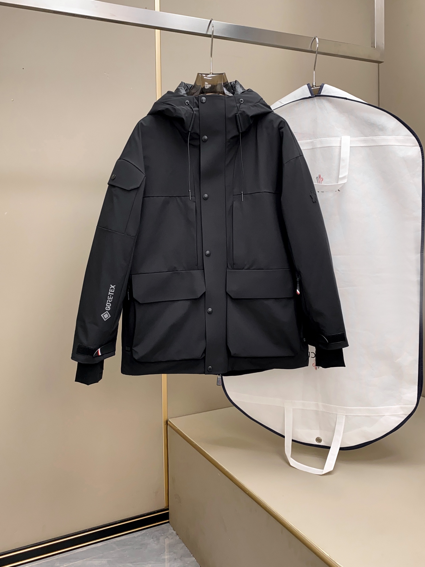 新品 25FW秋冬季新款！-Moncl*r男士户外休闲连帽中长款羽绒服，高端轻奢的时尚风格，实穿百搭的款