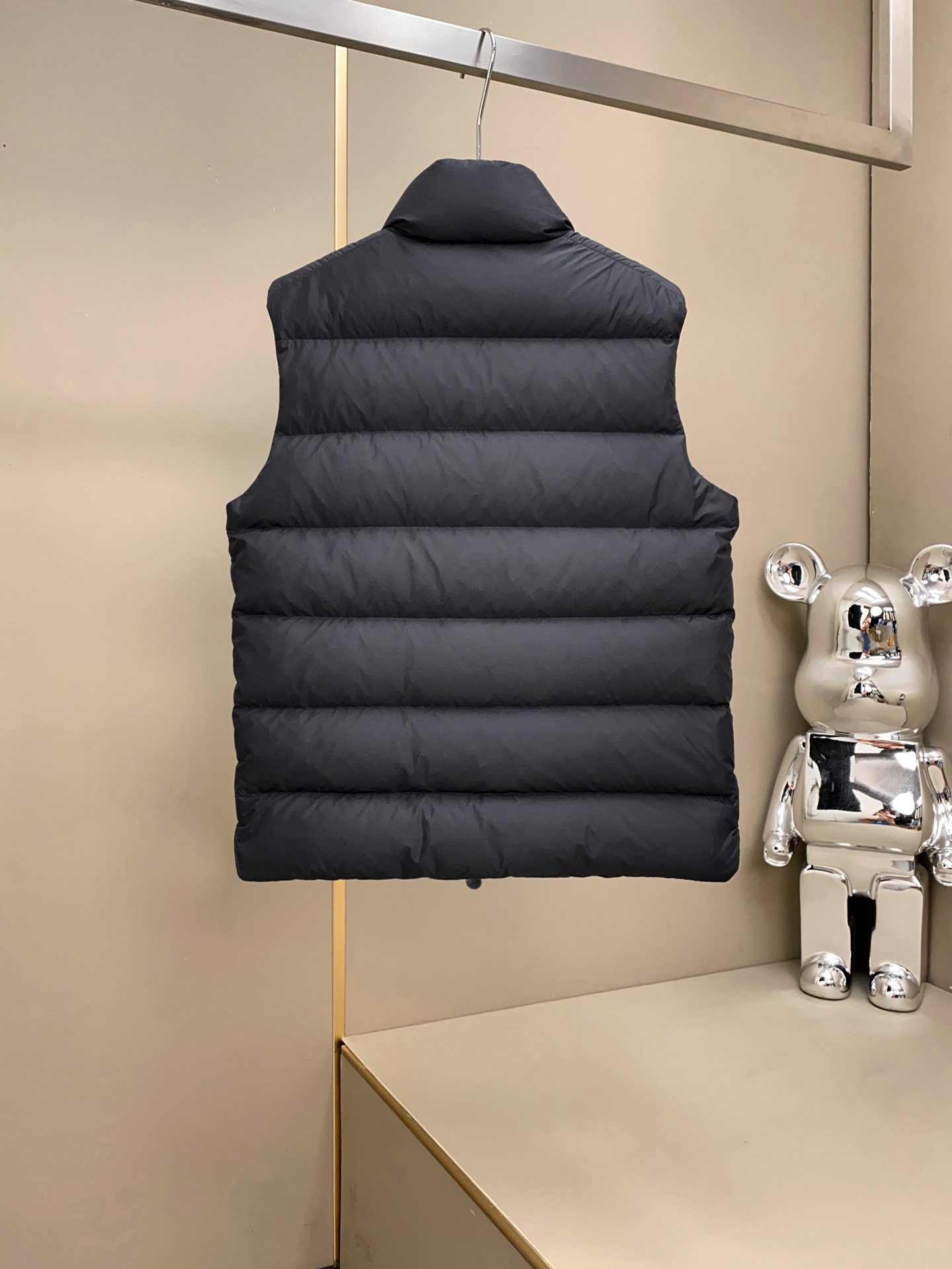 Tibb男士羽绒马甲是Moncler的经典单品，灵感源于80年代的标志性典藏廓形。采用longue sa