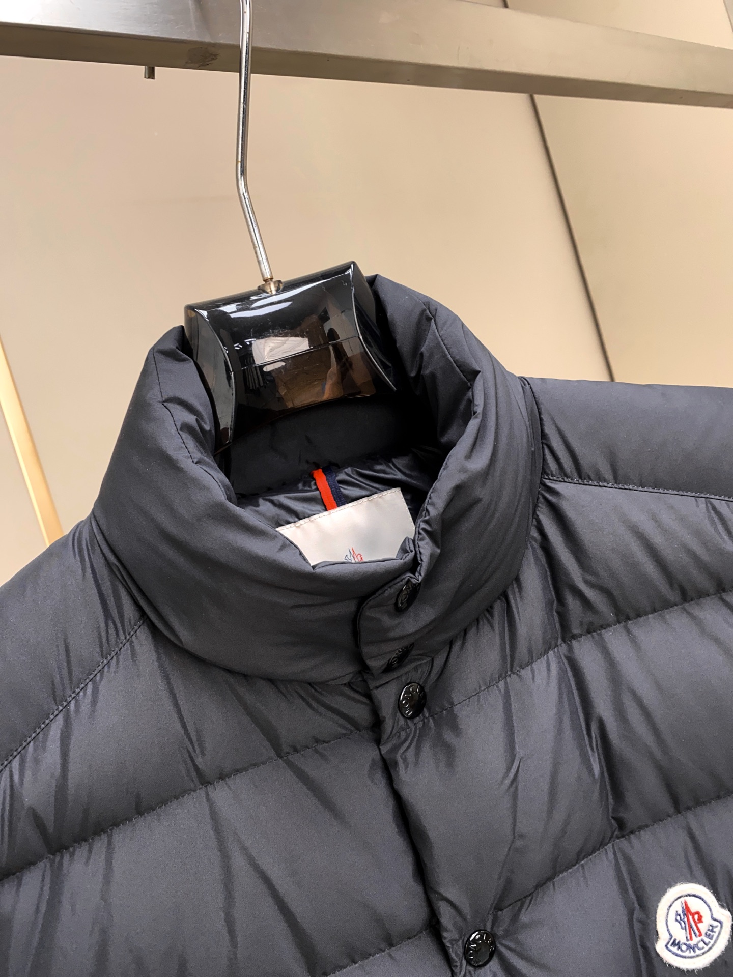 Tibb男士羽绒马甲是Moncler的经典单品，灵感源于80年代的标志性典藏廓形。采用longue sa