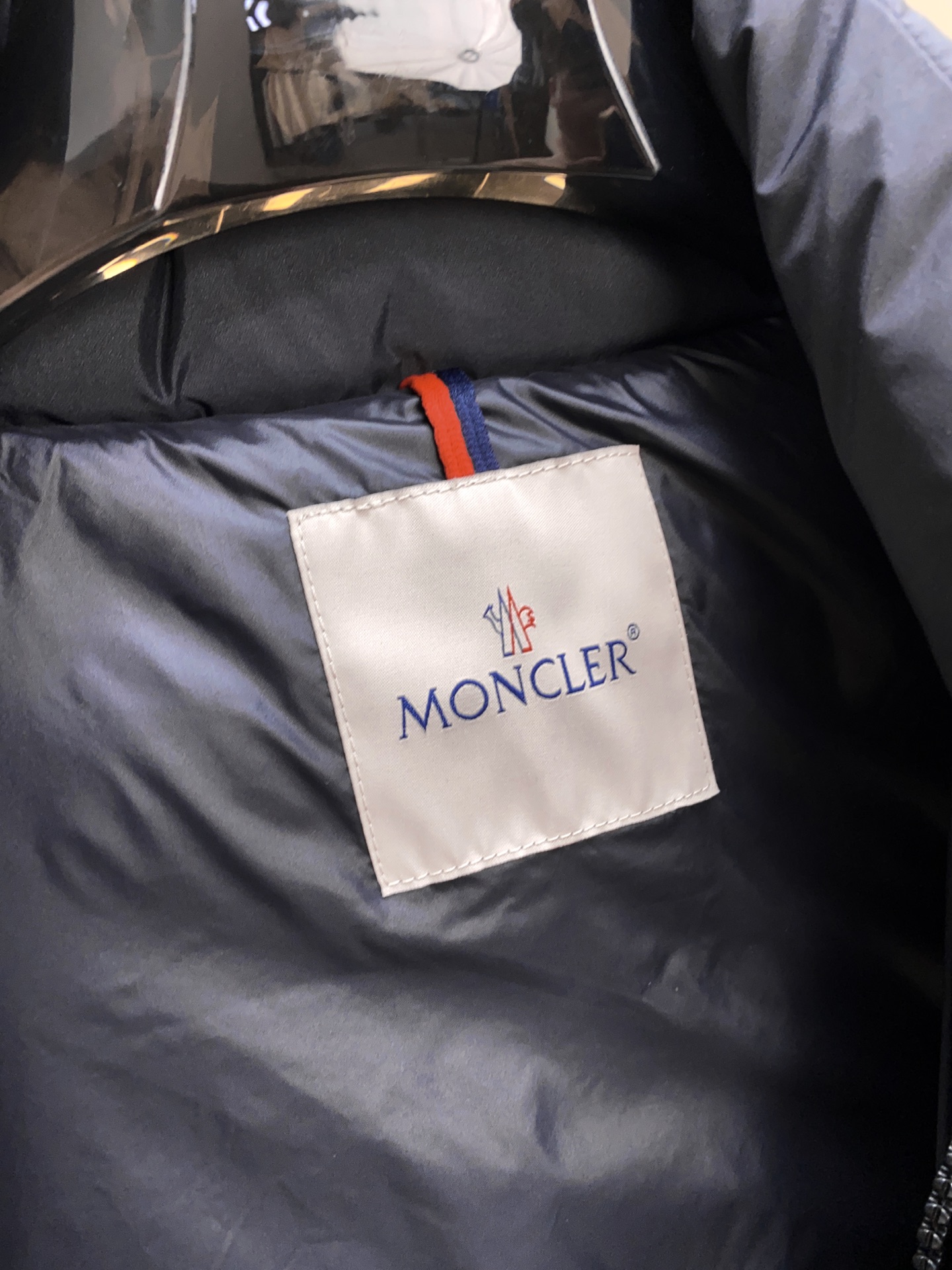 Tibb男士羽绒马甲是Moncler的经典单品，灵感源于80年代的标志性典藏廓形。采用longue sa