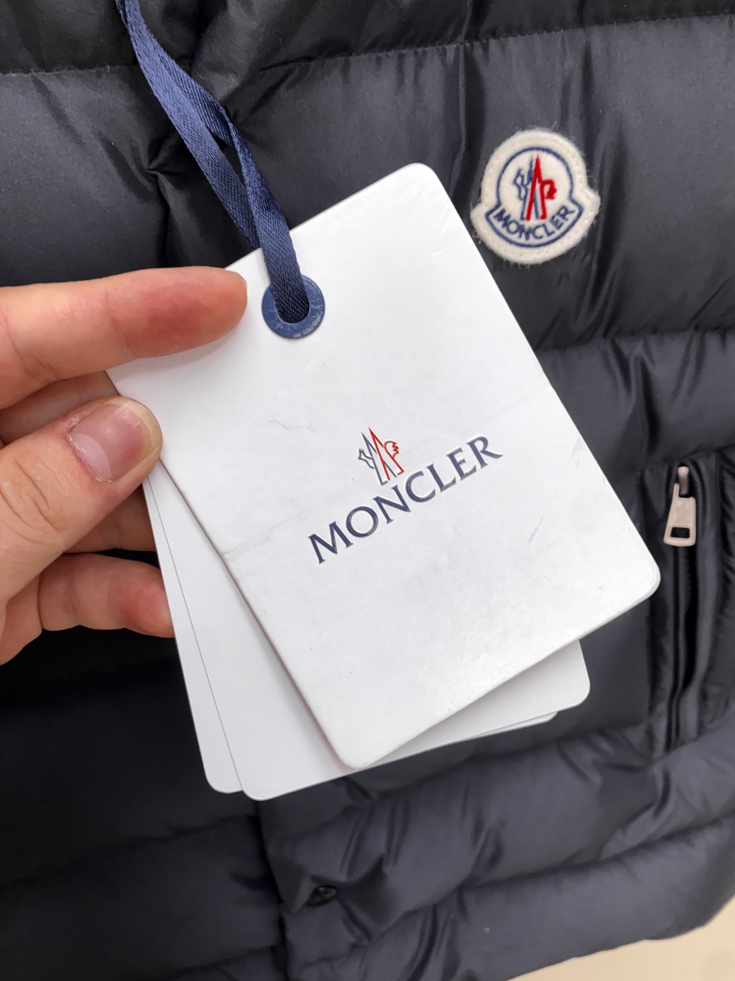 Tibb男士羽绒马甲是Moncler的经典单品，灵感源于80年代的标志性典藏廓形。采用longue sa