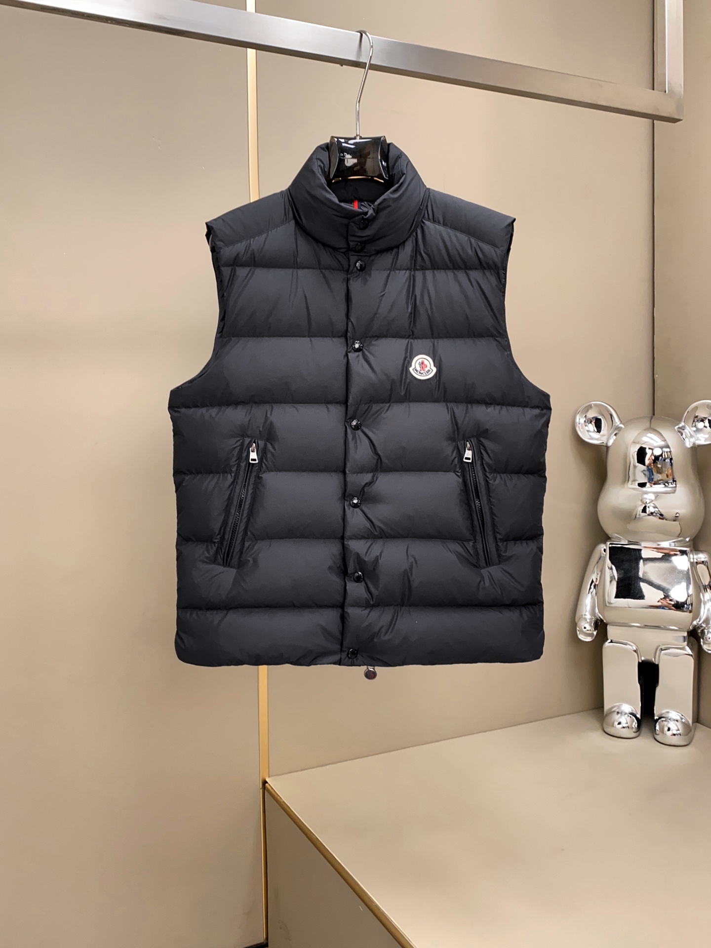 NO:623898,The Tibb men's down vest is a classic Moncler item, inspired by the iconic archival silhouette of the 1980s. Made of longue saison fabric, suitable for seasonal wear. This nylon fabric is lightweight and protective. Details Made of longue saison fabric Longue saison lining Filled with down, collar with snap buttons, zipper closure Zipper pockets Unisex Color: black 25001 size data reference: 1-5  Size 1 has shoulder width 46cm - bust 116cm - length 65cm. Size 2 has shoulder width 48cm - bust 118cm - length 67cm. Size 3 has shoulder width 50cm - bust 120cm - length 69cm. Size 4: shoulder width 52cm - bust 122cm - length 71cm. Size 5: shoulder width 54cm - bust 124cm - length 73cm., down jacket, alexander wang19860909Tibb男士羽绒马甲是Moncler的经典单品,灵感源于80年代的标志性典藏廓形.采用longue saison面料制成,适合换季时节穿着.这种尼龙面料具有轻盈性和保护性. 细节 采用longue saison面料制成 Longue saison衬里 填充羽绒,衣领设有按扣 ,拉链开合 拉链口袋 男女同款 颜色:黑色 25001尺码数据参考: 1-5 1码肩宽46cm-胸围116cm-衣长65cm 2码肩宽48cm-胸围118cm-衣长67cm 3码肩宽50cm-胸围120cm-衣长69cm 4码:肩宽52cm-胸围122cm-衣长71cm 5码:肩宽54cm-胸围124cm-衣长73cm,,down jacket,alexander wang,Men's clothing