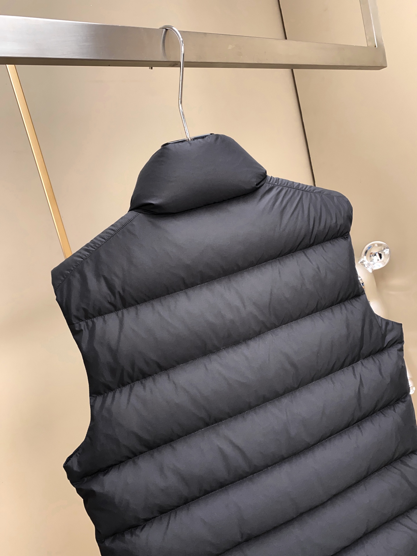 Tibb男士羽绒马甲是Moncler的经典单品，灵感源于80年代的标志性典藏廓形。采用longue sa