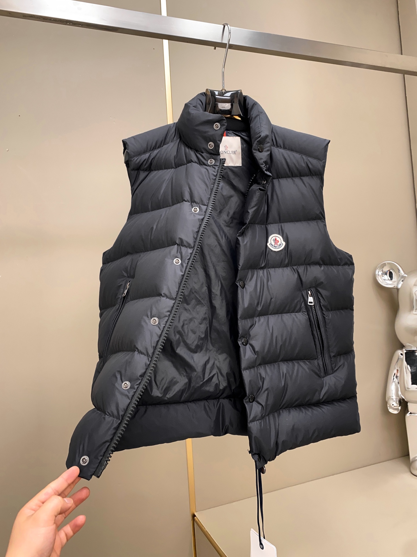 Tibb男士羽绒马甲是Moncler的经典单品，灵感源于80年代的标志性典藏廓形。采用longue sa