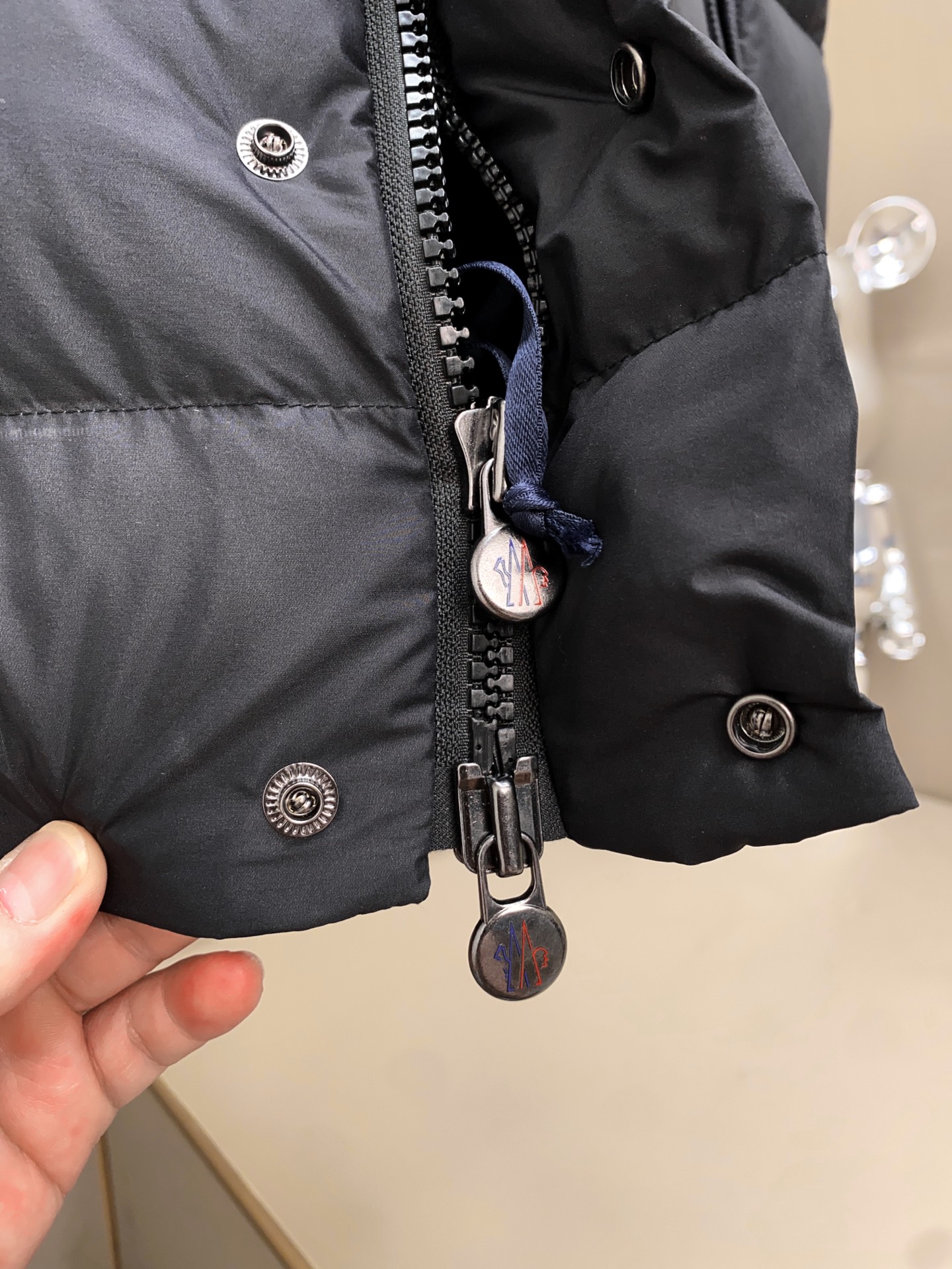 Tibb男士羽绒马甲是Moncler的经典单品，灵感源于80年代的标志性典藏廓形。采用longue sa