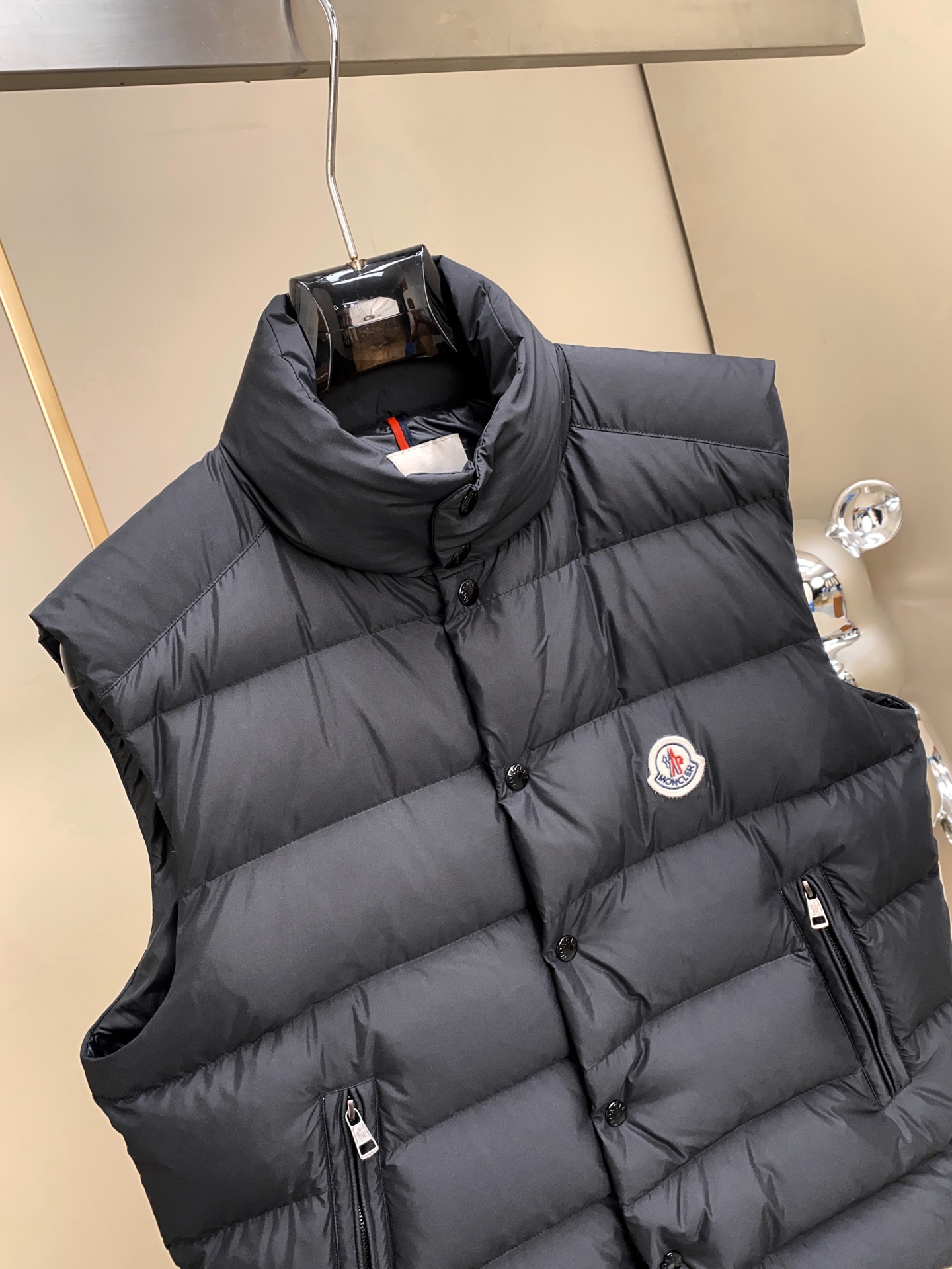 Tibb男士羽绒马甲是Moncler的经典单品，灵感源于80年代的标志性典藏廓形。采用longue sa