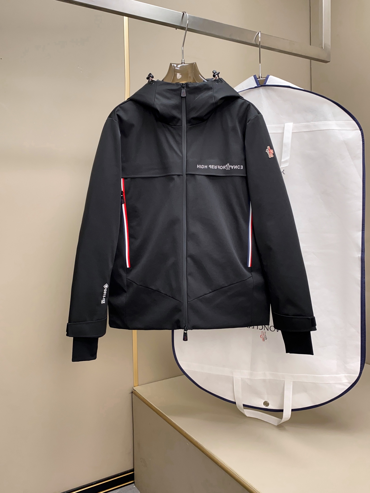 新品现货 Mon Glacier Taku 滑雪系列羽绒服外套防水防风保暖。此款羽绒服适合任何场合着穿，