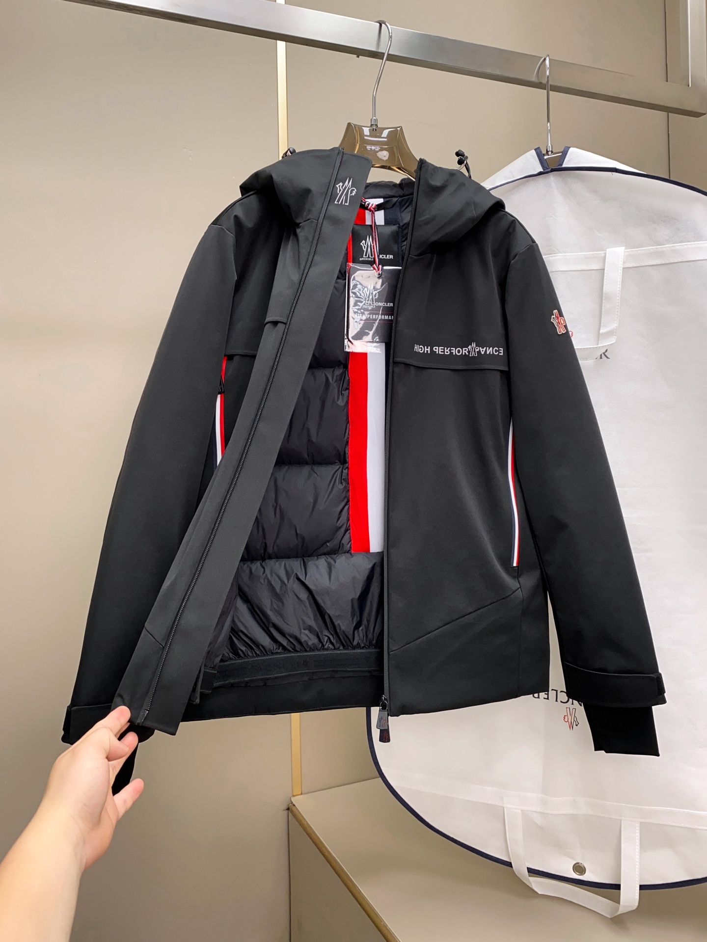 新品现货 Mon Glacier Taku 滑雪系列羽绒服外套防水防风保暖。此款羽绒服适合任何场合着穿，