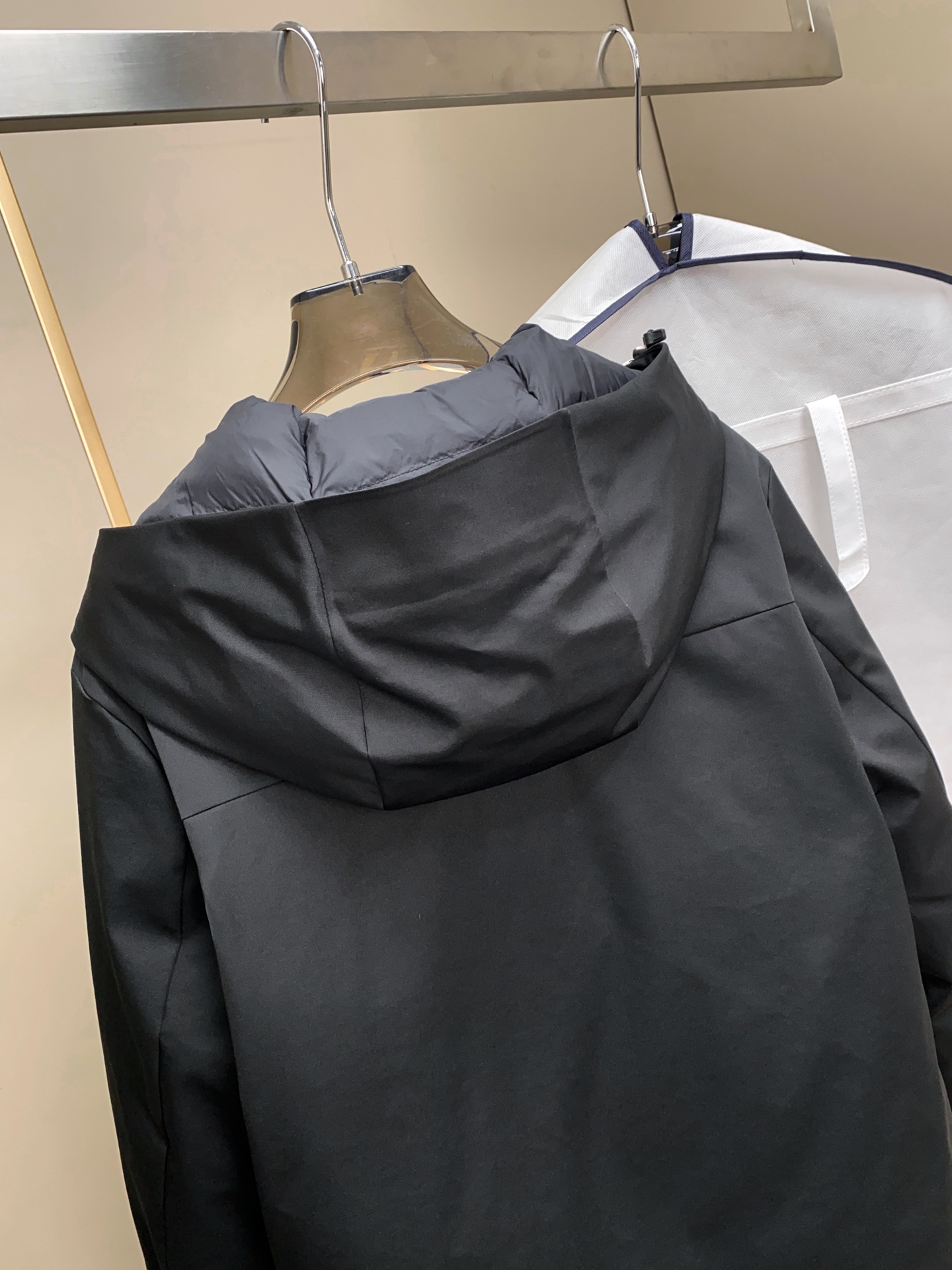 新品现货 Mon Glacier Taku 滑雪系列羽绒服外套防水防风保暖。此款羽绒服适合任何场合着穿，