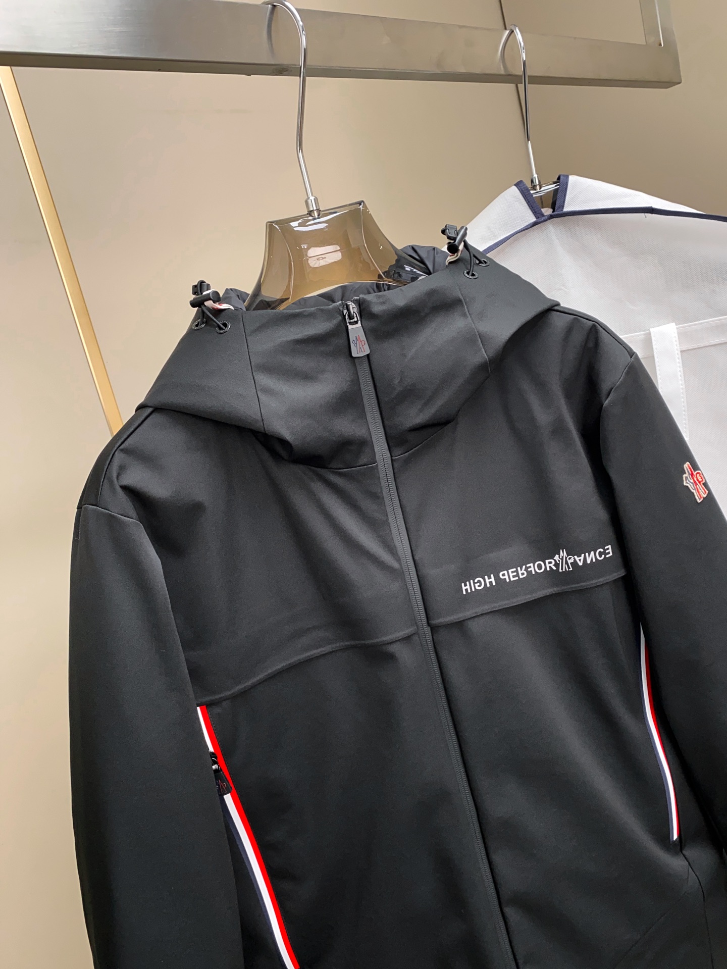 新品现货 Mon Glacier Taku 滑雪系列羽绒服外套防水防风保暖。此款羽绒服适合任何场合着穿，