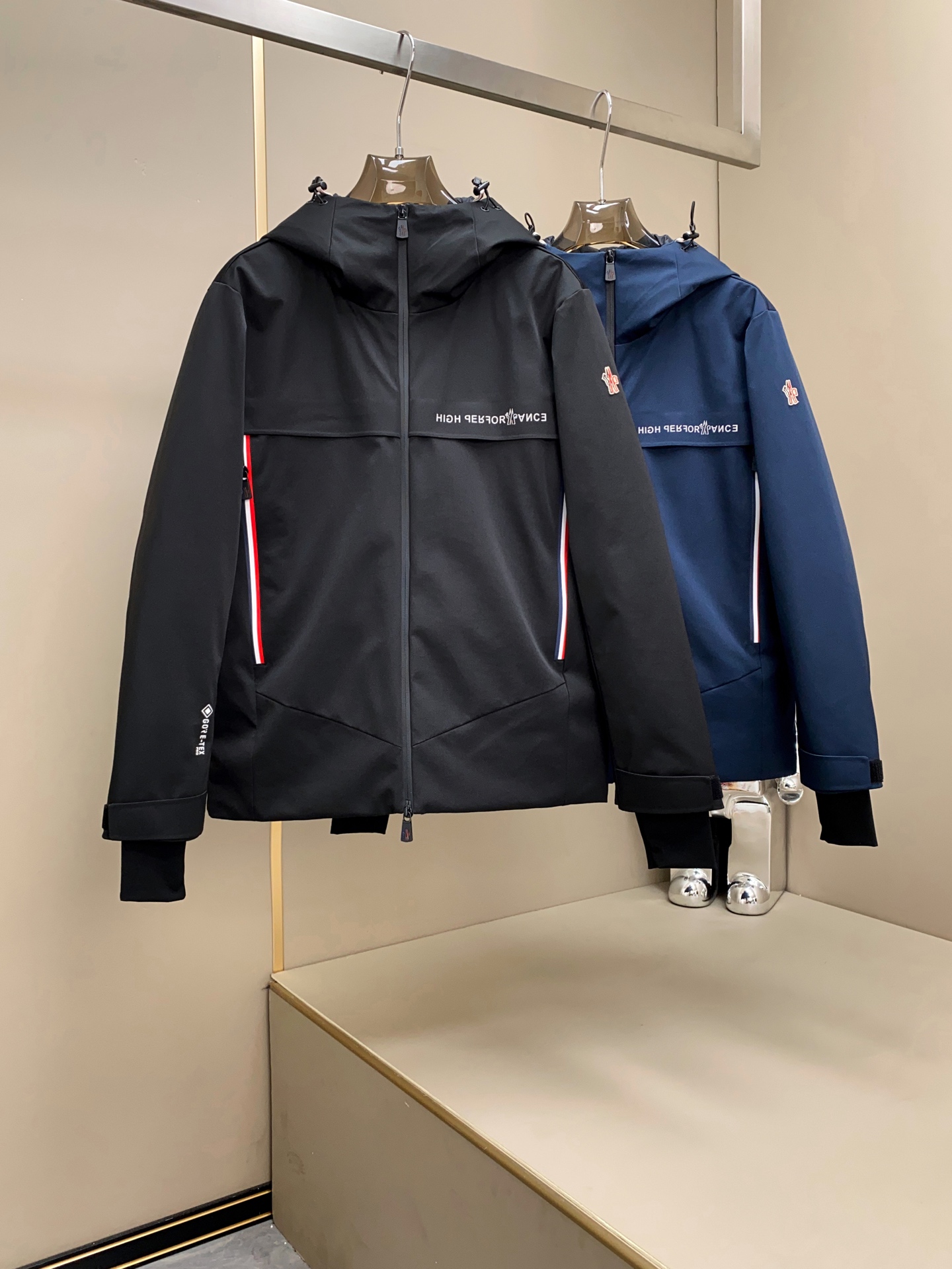 新品现货 Mon Glacier Taku 滑雪系列羽绒服外套防水防风保暖。此款羽绒服适合任何场合着穿，