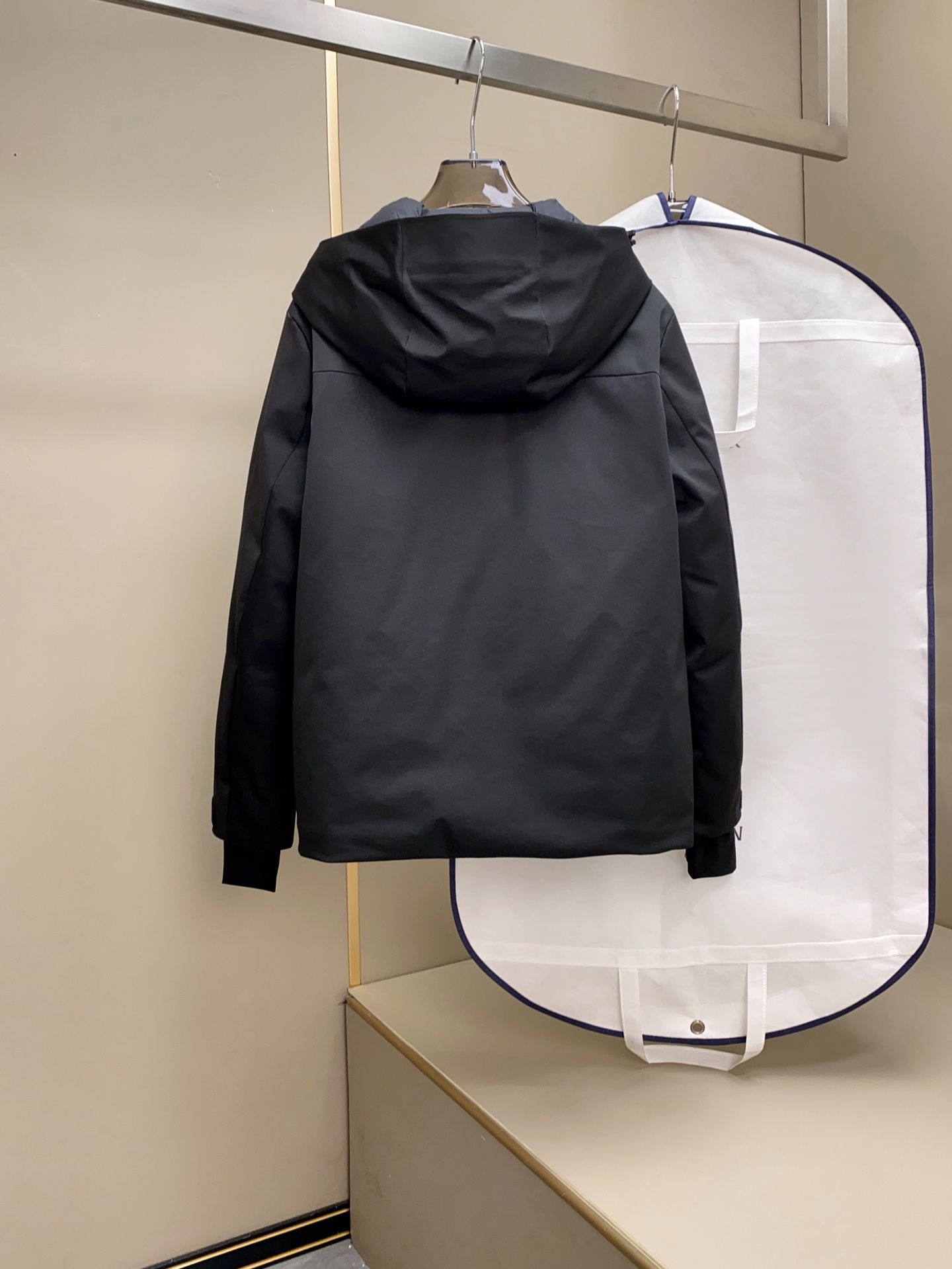 新品现货 Mon Glacier Taku 滑雪系列羽绒服外套防水防风保暖。此款羽绒服适合任何场合着穿，