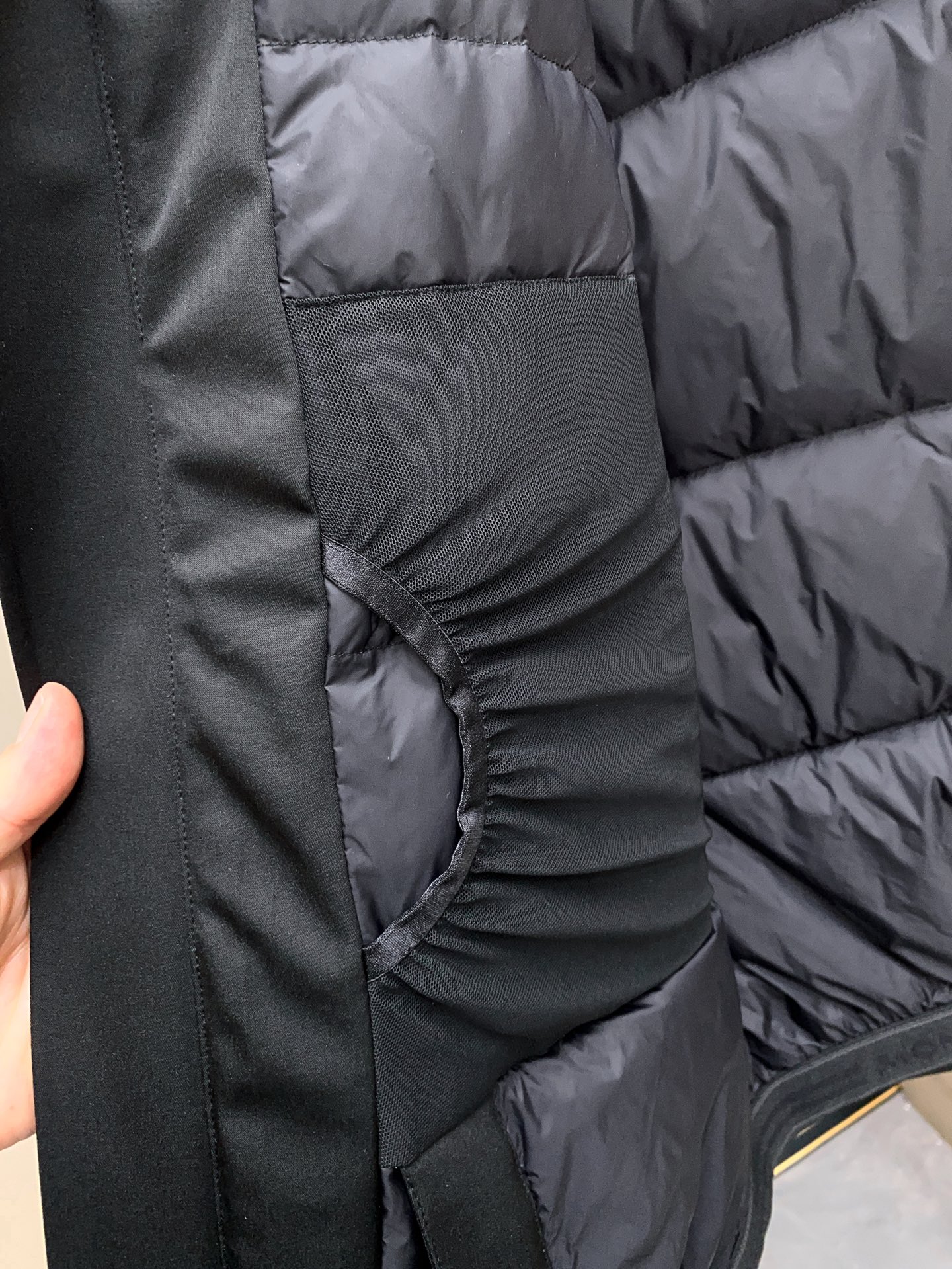 新品现货 Mon Glacier Taku 滑雪系列羽绒服外套防水防风保暖。此款羽绒服适合任何场合着穿，