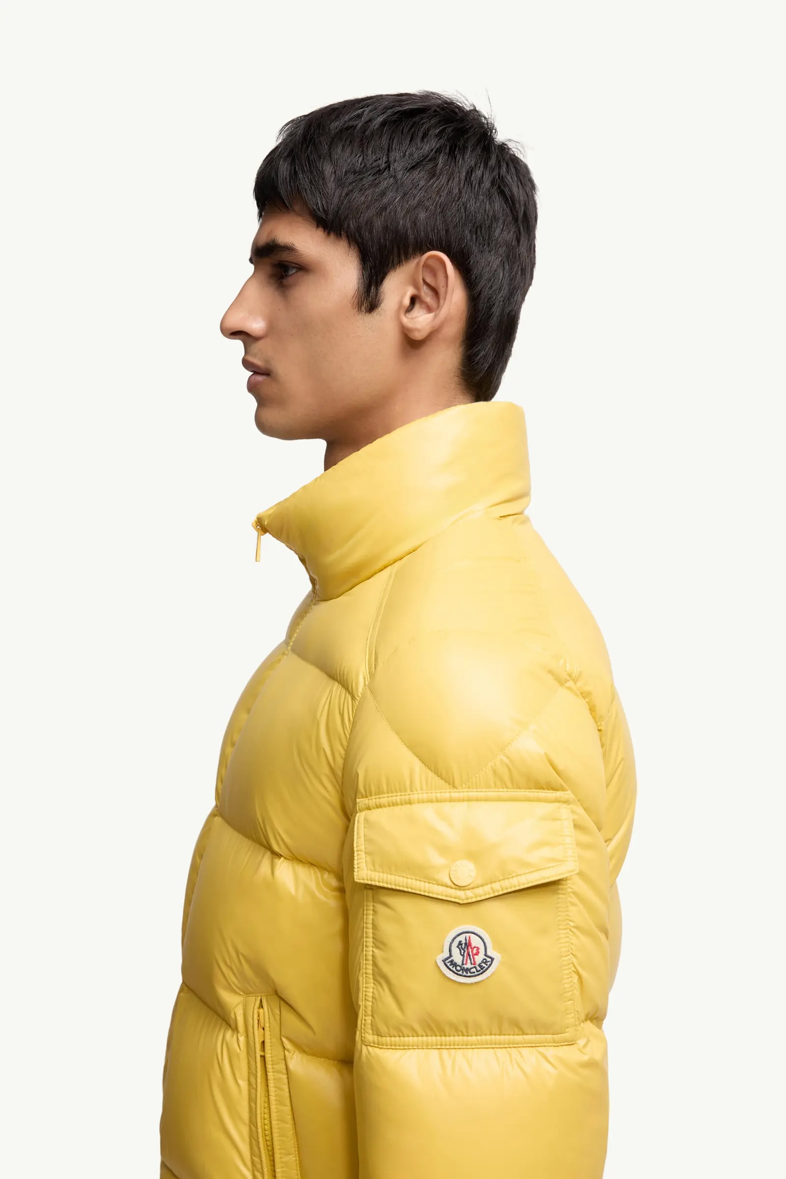 官网同步更新Levitha羽绒夹克采用suPer laqué面料制成，兼具轻盈性和实用功能。这种尼龙面料