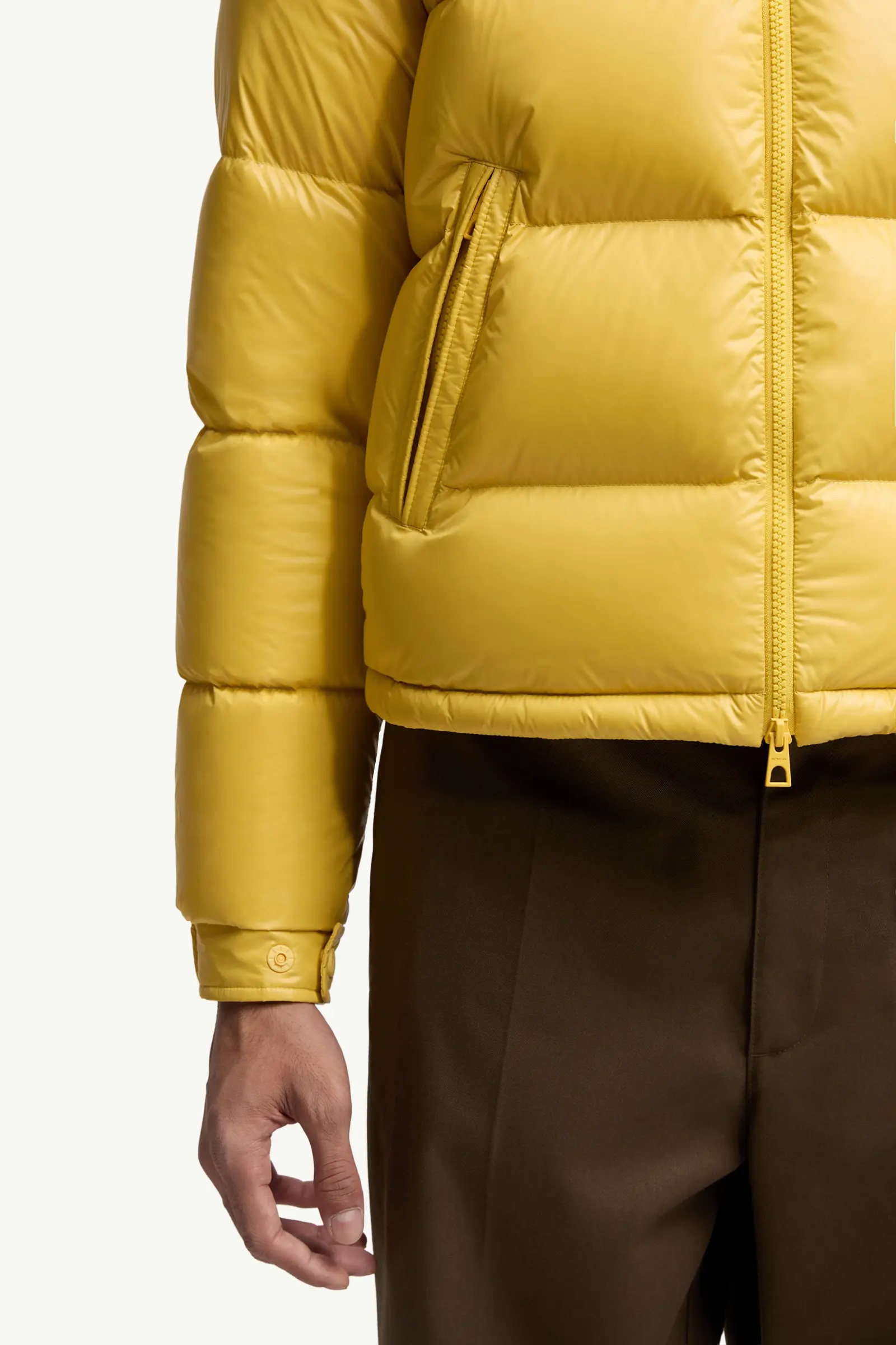 官网同步更新Levitha羽绒夹克采用suPer laqué面料制成，兼具轻盈性和实用功能。这种尼龙面料