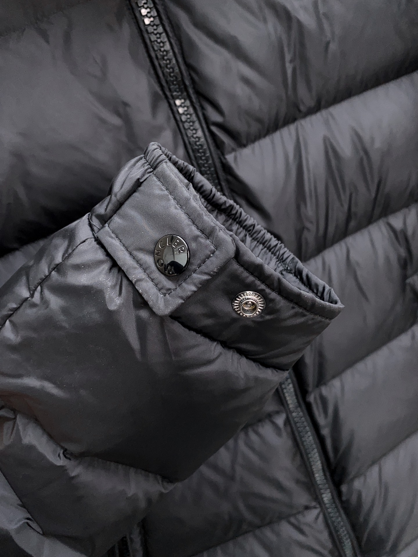 新品Moncler Maya男士羽绒夹克采用柔软的尼龙面料制成，搭配标志性方格块绗缝，彰显Moncler