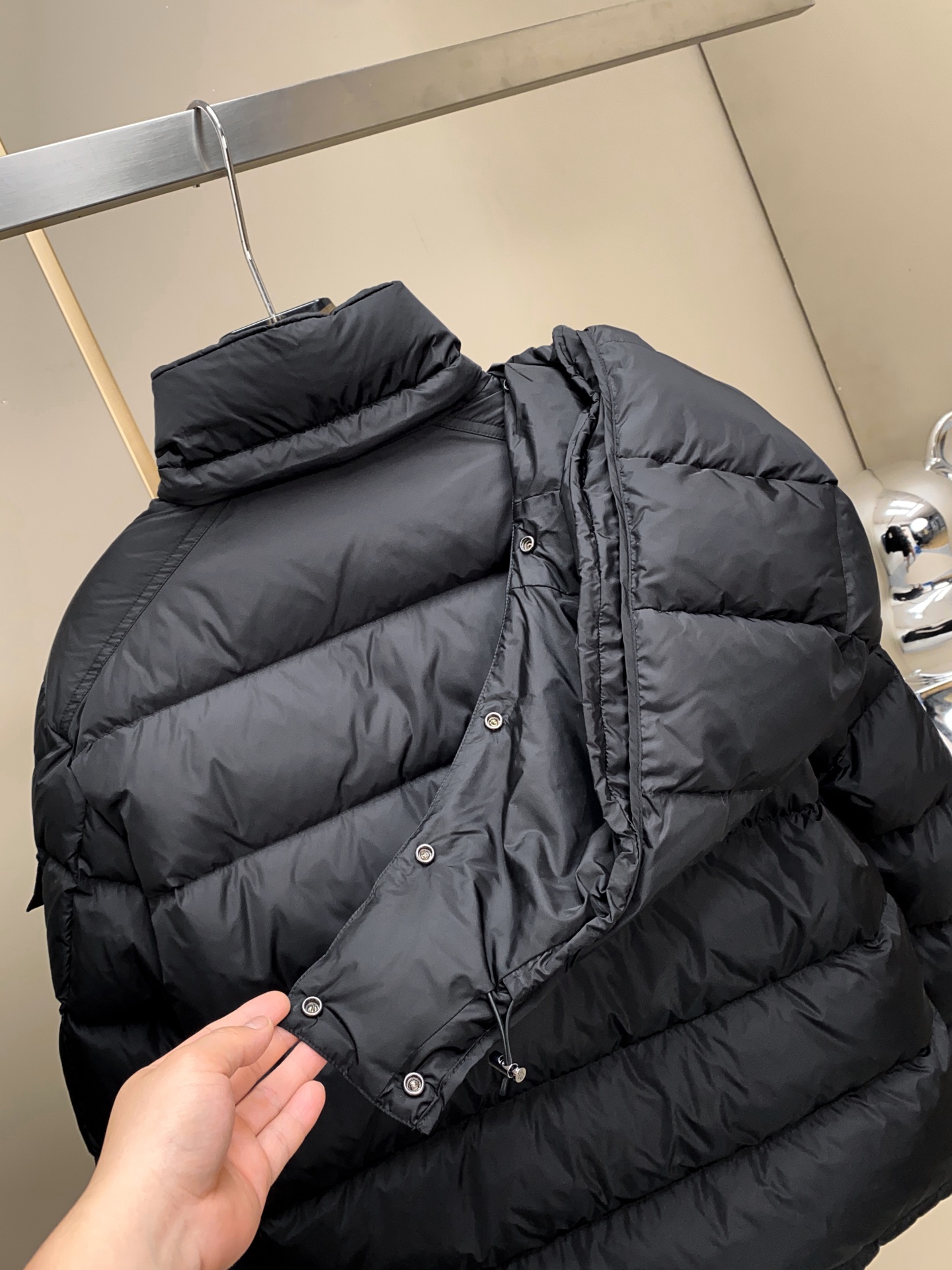 新品Moncler Maya男士羽绒夹克采用柔软的尼龙面料制成，搭配标志性方格块绗缝，彰显Moncler