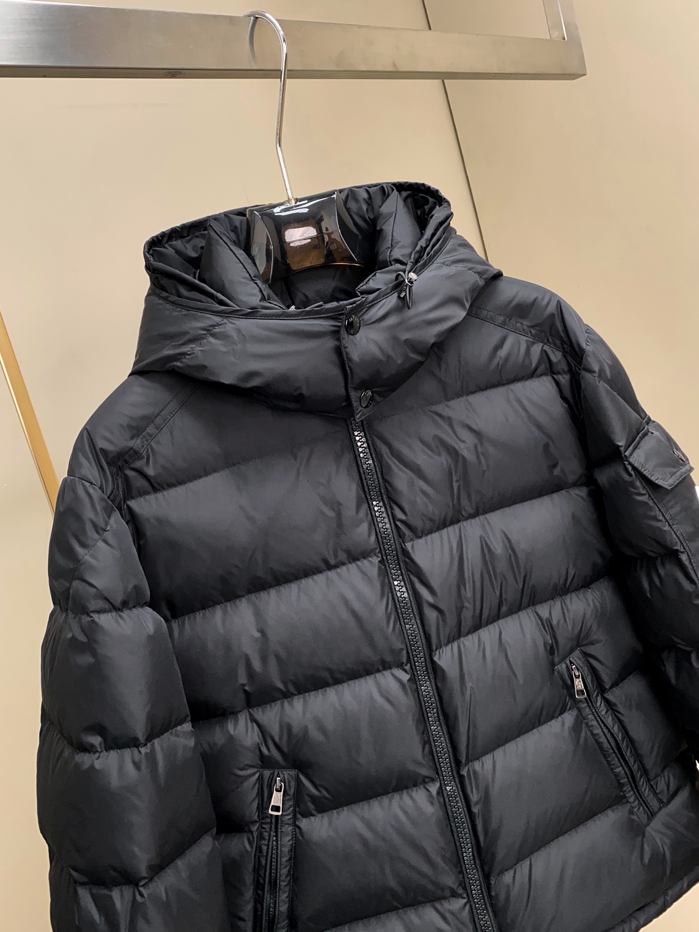新品Moncler Maya男士羽绒夹克采用柔软的尼龙面料制成，搭配标志性方格块绗缝，彰显Moncler