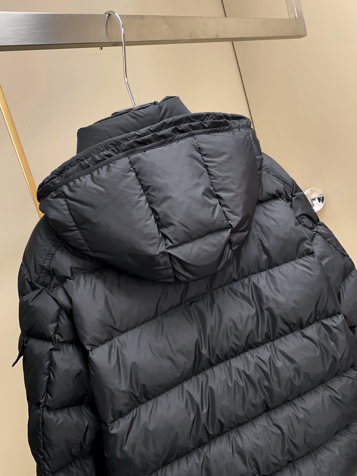 新品Moncler Maya男士羽绒夹克采用柔软的尼龙面料制成，搭配标志性方格块绗缝，彰显Moncler