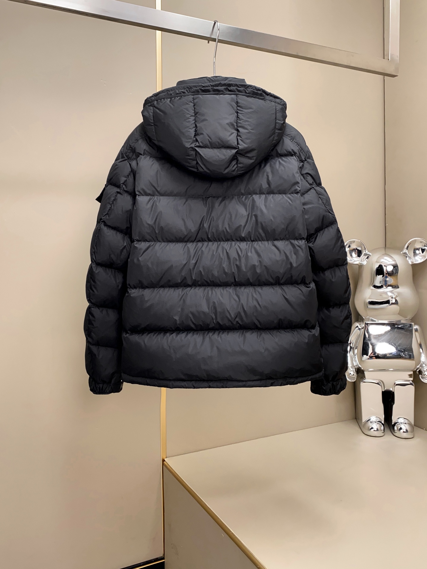 新品Moncler Maya男士羽绒夹克采用柔软的尼龙面料制成，搭配标志性方格块绗缝，彰显Moncler