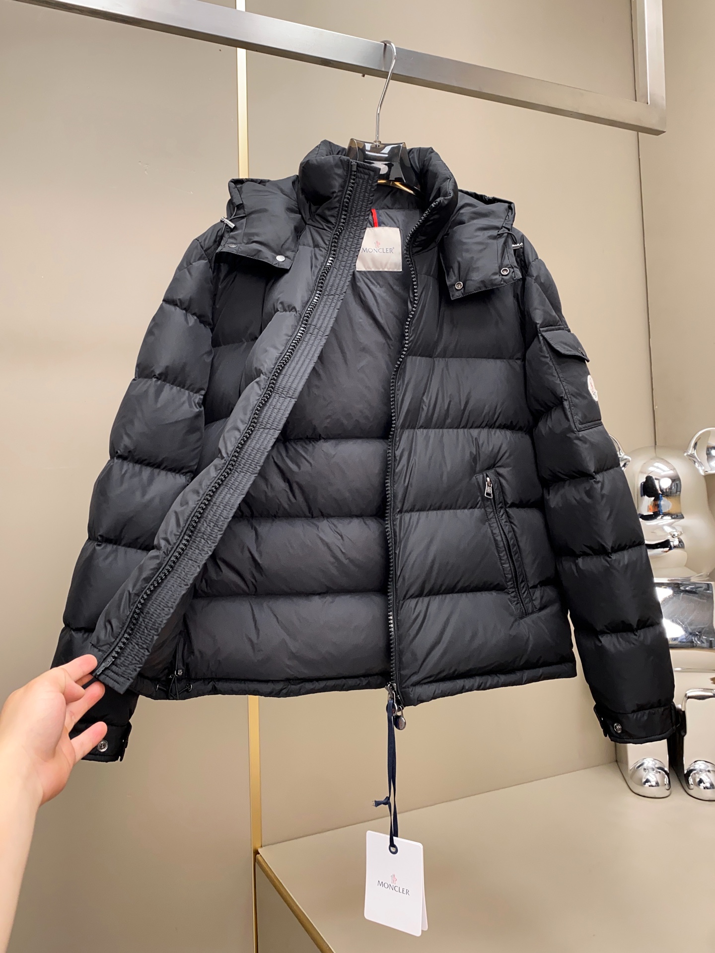 新品Moncler Maya男士羽绒夹克采用柔软的尼龙面料制成，搭配标志性方格块绗缝，彰显Moncler