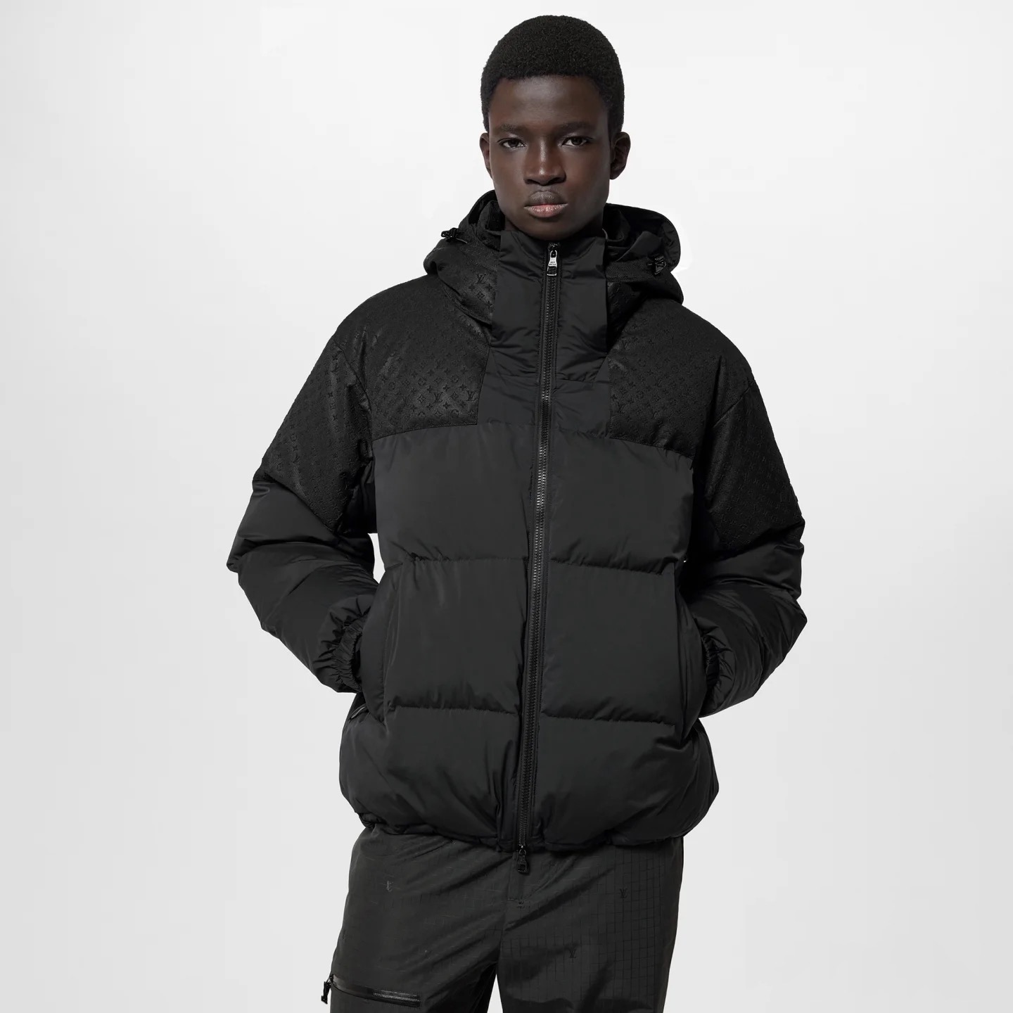 NO:623903,1V25FW new autumn and winter dark pattern presbyopic stitching zipper down jacket, men's and women's same style sleeve arm rubber nameplate detachable hooded stand collar down jacket!  Trading company channels are rare and available on the official website simultaneously!  V's new down jacket is a popular fashion item this winter. The fabric is made of customized high-density technical fiber blend material, which has superior windproof, waterproof and anti-velvet capabilities!  This means you can wear it outside in the cold winter months and stay dry and warm whether it's windy, rainy or snowy!  The shoulder sleeves are spliced ​​with three-dimensional presbyopic dark pattern fabrics. The collision between two different fabrics creates a fashionable and high-end visual effect!  This design not only increases the overall sense of layering, but also makes you look more outstanding when wearing it!  The interior is filled with European standard imported 90 white goose down, which is divided into compartments through horizontal quilting technology, making the down jacket full and fluffy. It not only provides sufficient warmth, but also maintains a light feeling, making you more comfortable and comfortable when wearing it!  The placket zipper puller and the rubber nameplate on the sleeve arm echo each other, as well as the hardware accessories engraved with the brand logo, showing luxurious and elegant details!  The casual and versatile style and detachable hooded stand-up collar design allow both boys and girls to easily interpret different styles, making you the center of attention in different occasions!  Comes with high-end dust bag packaging!  Size 48-54 031 size data reference: Size 48: shoulder width 55cm-bust 120cm-shirt length 69cm-sleeve length 60 Size 50: shoulder width 56cm-chest 124cm-shirt length 71cm-sleeve length 61 Size 52: shoulder width 57cm-chest 128cm-shirt length 73cm-sleeve length 62  Size 54: Shoulder width 58cm - Bust 132cm - Clothes length 75cm - Sleeve length 63. Recommended size (standard version) Height 174-140 pounds, try on size 50!  Boys weighing less than 135 kilograms should choose size 48, 135-150 kilograms should choose size 50, 150-168 kilograms should choose size 52, and 168-186 kilograms should choose size 54!  All girls can choose size 48!  ,,jackets & coats,jackets & coats,down jacket,hats,alexander wang198609091V25FW秋冬新款暗纹老花拼接拉链羽绒夹克,男女同款袖臂橡胶铭牌可拆卸连帽立领羽绒服外套！ 贸易公司渠道稀出,同步官网发售！V家全新羽绒夹克是今年冬季的热门时尚单品 面料采用了客供定制的高密度科技纤维混纺材质,具有优越的防风防水以及防钻绒的能力！这意味着在寒冷的冬季,您可以放心穿着它外出,无论是风雨交加还是大雪纷飞,都能保持干燥和温暖！肩袖处采用了立体老花暗纹面料进行拼接,两种不同面料间的碰撞营造出了时尚高级的视觉效果！这种设计不仅增加了整体的层次感,也让您在穿着时更加出彩！ 内里填充的是欧标进口90白鹅绒,经过横向绗缝工艺进行分格填充,使得羽绒服的质感饱满蓬松,不仅能提供充足的保暖效果,还能保持轻盈的感觉,让您在穿着时更加舒适自在！门襟拉链头和袖臂上橡胶铭牌相呼应,以及刻有品牌Logo的五金辅料,尽显奢华考究的细节！休闲百搭的版型,可拆卸式连帽立领设计,无论是男生还是女生,都可以轻松演绎出不同的风格,让您在不同场合中都能成为焦点！配备高端防尘袋包装！ 尺码48-54 031尺码数据参考: 48码:肩宽55cm-胸围120cm-衣长69cm-袖长60 50码:肩宽56cm-胸围124cm-衣长71cm-袖长61 52码:肩宽57cm-胸围128cm-衣长73cm-袖长62 54码:肩宽58cm-胸围132cm-衣长75cm-袖长63 尺码推荐（标准版型） 身高174-140斤,试穿50码合适！ 男生体重135斤以内选择48码,135-150斤选择50码,150-168斤选择52码,168-186斤选择54码！ 女生全部选择48码即可！,,jackets & coats,jackets & coats,down jacket,hats,alexander wang,Men's clothing