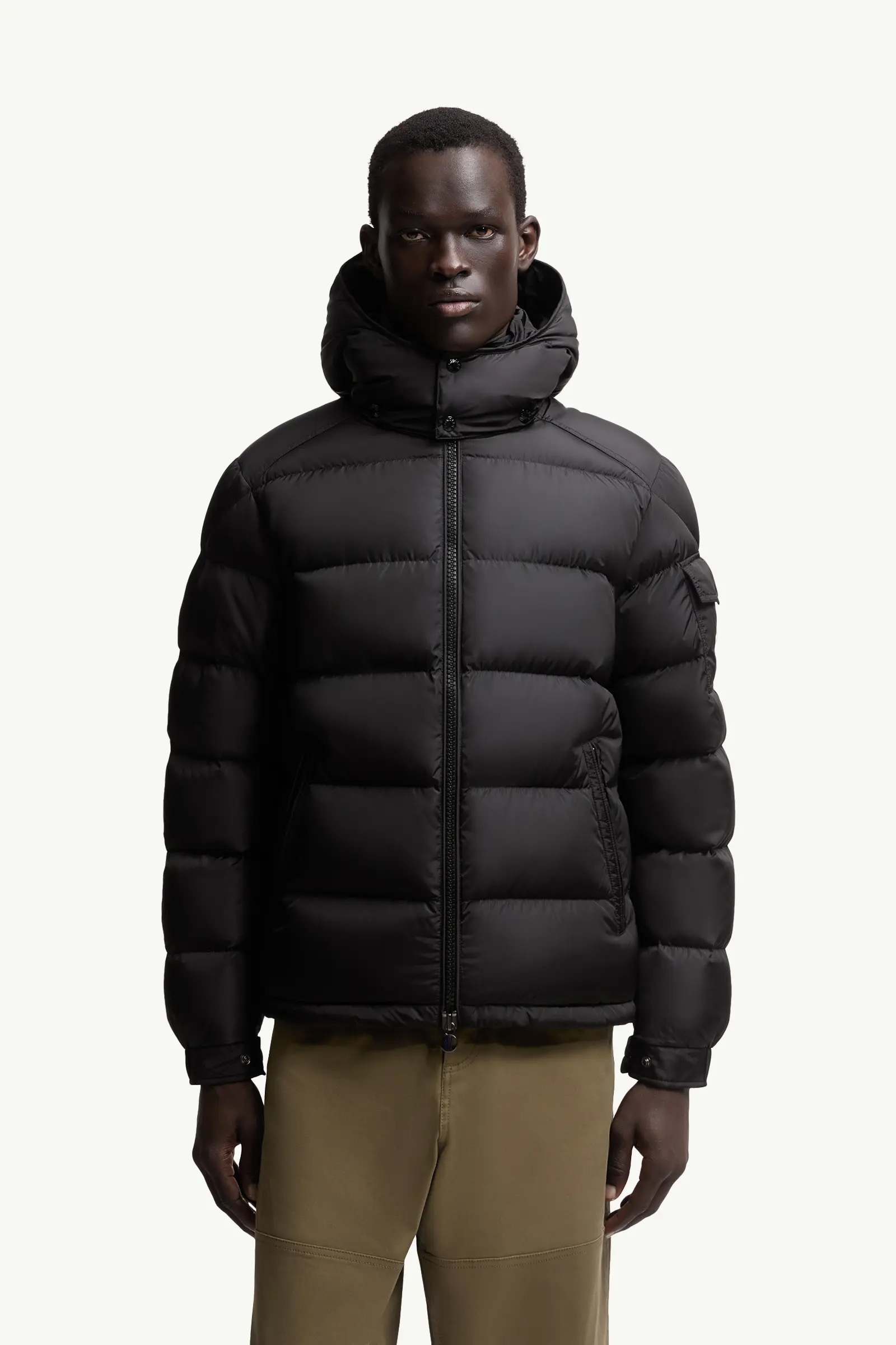 NO:623954,The new Moncler Maya men's down jacket is made from soft nylon and features signature checkered quilting that reflects the essence of the brand. This short down jacket has a sharp silhouette, with a removable hood and adjustable hem, and a classic design suitable for all seasons and trends. The sleeves are embellished with classic patch pockets for a signature style of the brand. Details Nylon léger lining Filled with down Detachable and adjustable hood Zipper and snap fastening  Zippered pockets Sleeves with patch pockets with press buttons Adjustable drawstring hem Sizes 1 2 3 4 5 25001 Size data Size 1 bust 114cm - length 71cm - sleeve length 64cm - shoulder width 49 Size 2 bust 118cm - length 73cm - sleeve length 65cm - shoulder width 50  Size 3 bust 122cm - length 74cm - sleeve length 66cm - shoulder width 51 Size 4 bust 126cm - length 76cm - sleeve length 67cm - shoulder width 52 Size 5 bust 130cm - length 77cm - sleeve length 68cm - shoulder width 53,,jackets & coats,down jacket,hats,alexander wang19860909新品Moncler Maya男士羽绒夹克采用柔软的尼龙面料制成,搭配标志性方格块绗缝,彰显Moncler的品牌精髓.此短款羽绒夹克演绎鲜明廓形,配有可拆卸兜帽和可调节下摆,经典设计适合各种季节和潮流.衣袖点缀经典贴袋,演绎品牌标志性风格. 细节 采用尼龙面料制成 Nylon léger衬里 填充羽绒 可拆卸可调节兜帽 拉链和按扣开合 拉链口袋 衣袖搭配贴袋,设有按扣 可调节抽绳下摆 尺码1 2 3 4 5 25001尺码数据 1码胸围114cm-衣长71cm-袖长64cm-肩宽49 2码胸围118cm-衣长73cm-袖长65cm-肩宽50 3码胸围122cm-衣长74cm-袖长66cm-肩宽51 4码胸围126cm-衣长76cm-袖长67cm-肩宽52 5码胸围130cm-衣长77cm-袖长68cm-肩宽53,,jackets & coats,down jacket,hats,alexander wang,Men's clothing