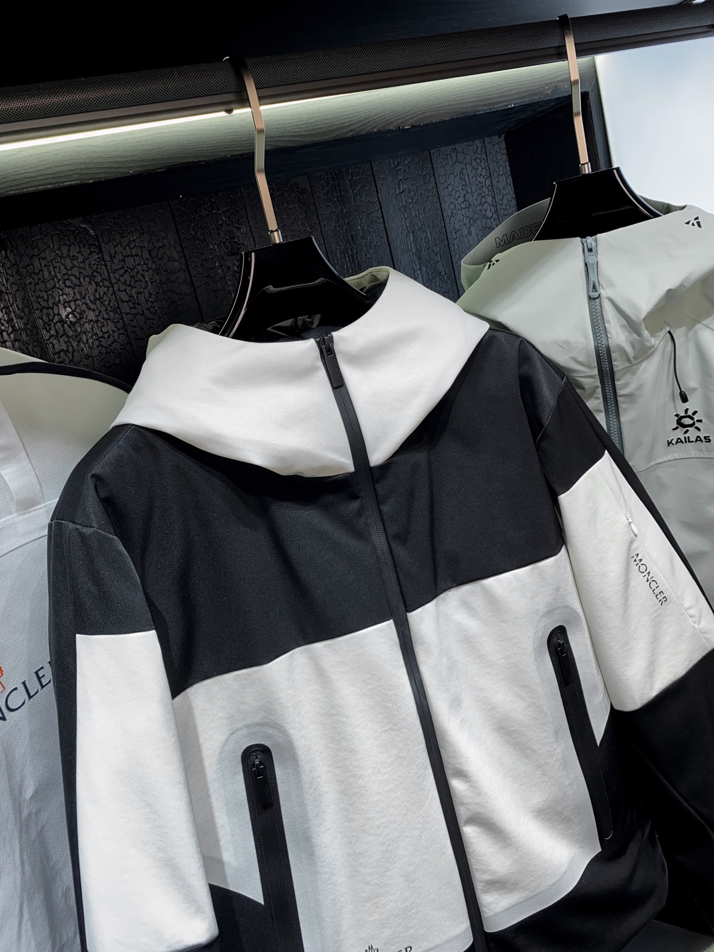 新品 MON秋冬新款时尚撞色拼接拉链羽绒夹克，男士全压胶防水拉链滑雪服羽绒夹克外套！贸易公司渠道稀出，同