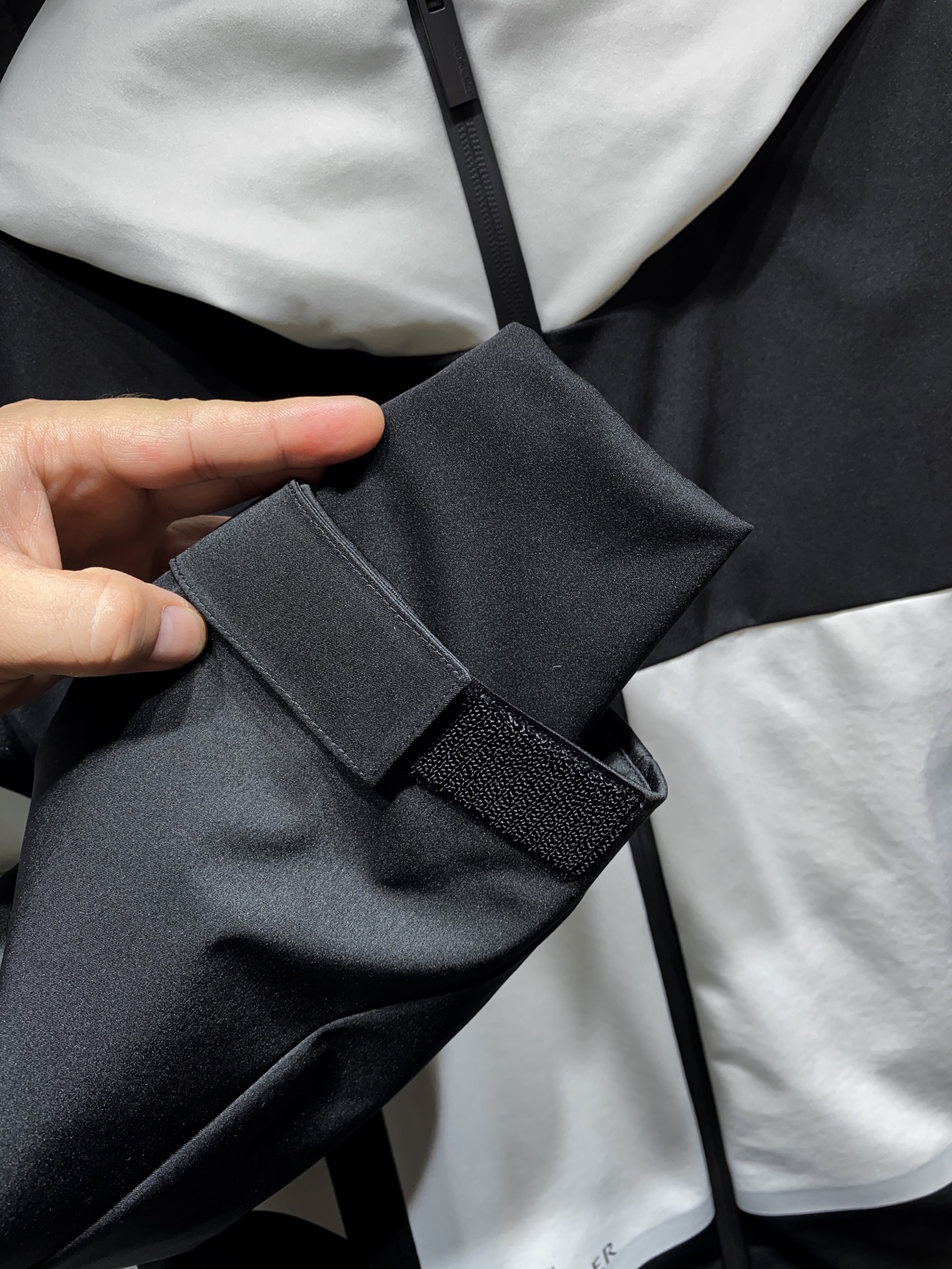 新品 MON秋冬新款时尚撞色拼接拉链羽绒夹克，男士全压胶防水拉链滑雪服羽绒夹克外套！贸易公司渠道稀出，同