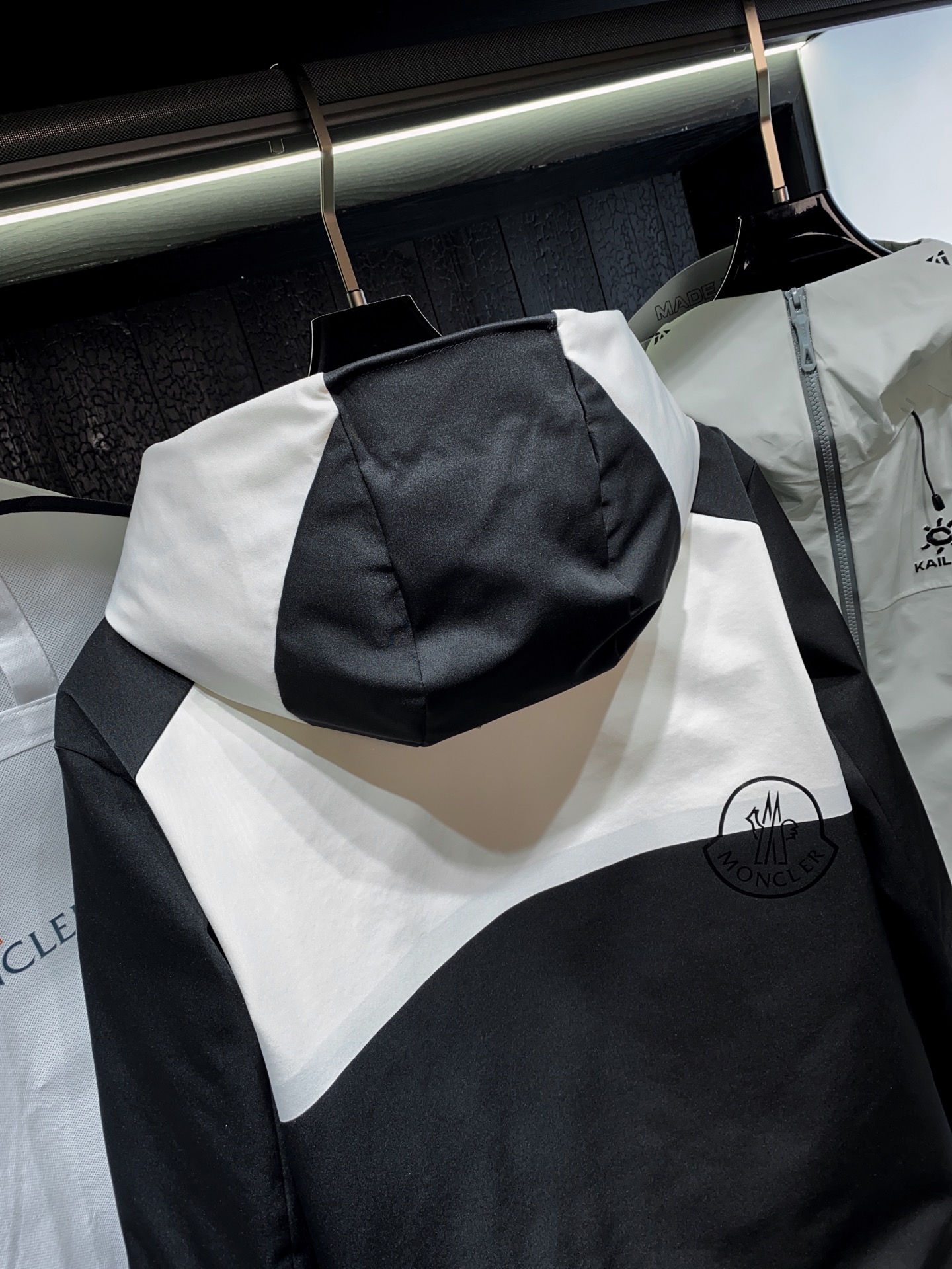 新品 MON秋冬新款时尚撞色拼接拉链羽绒夹克，男士全压胶防水拉链滑雪服羽绒夹克外套！贸易公司渠道稀出，同