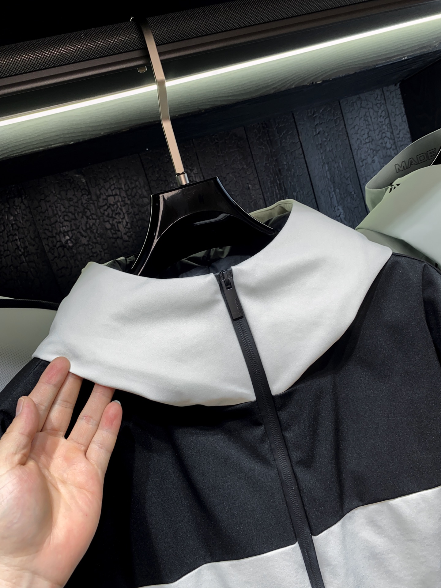 新品 MON秋冬新款时尚撞色拼接拉链羽绒夹克，男士全压胶防水拉链滑雪服羽绒夹克外套！贸易公司渠道稀出，同