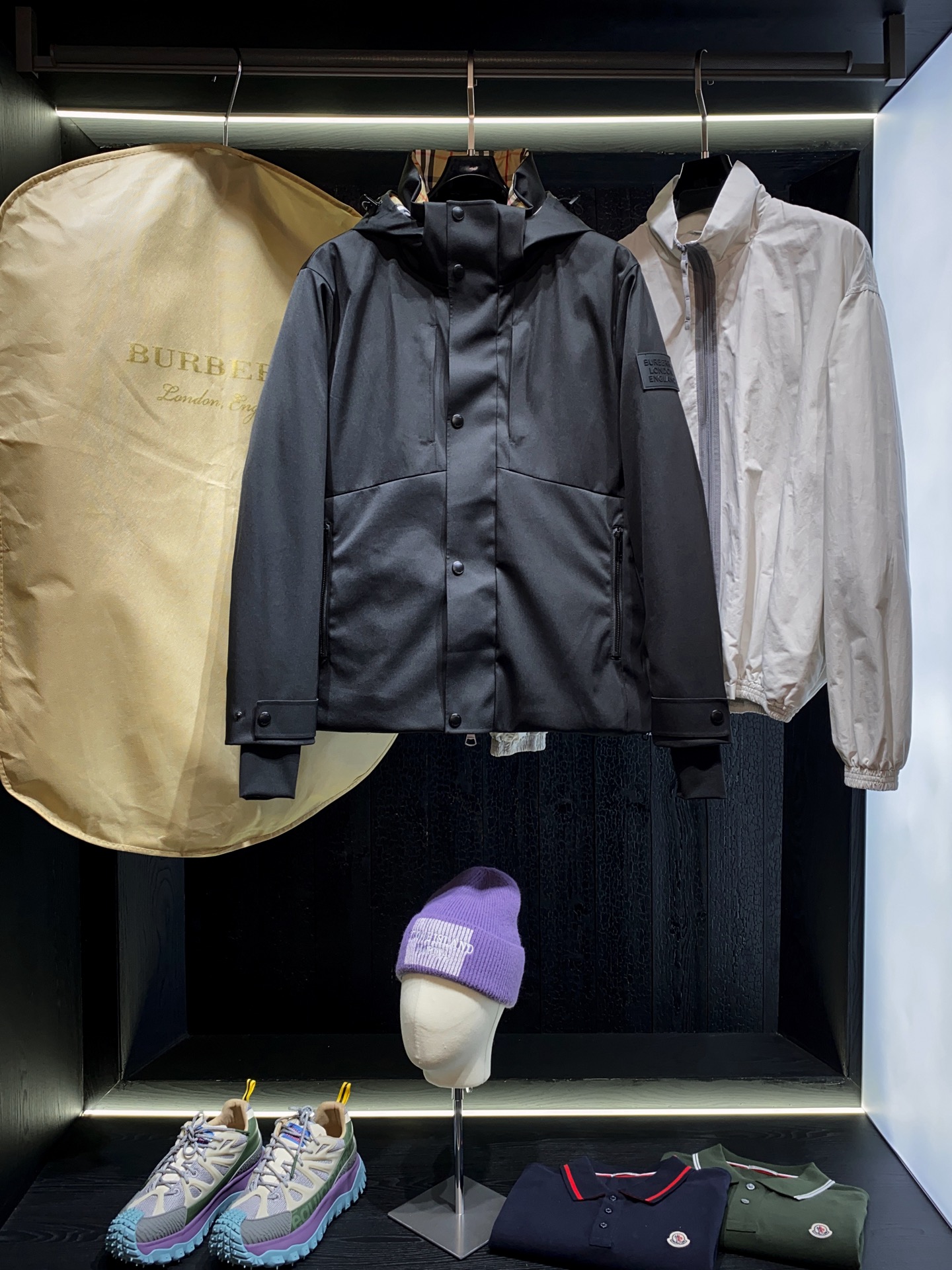 秋冬新款Bur*erry 全新TB激光切割LOGO户外系列专属标识羽绒服 亮眼的色泽搭配加上精工裁剪的造