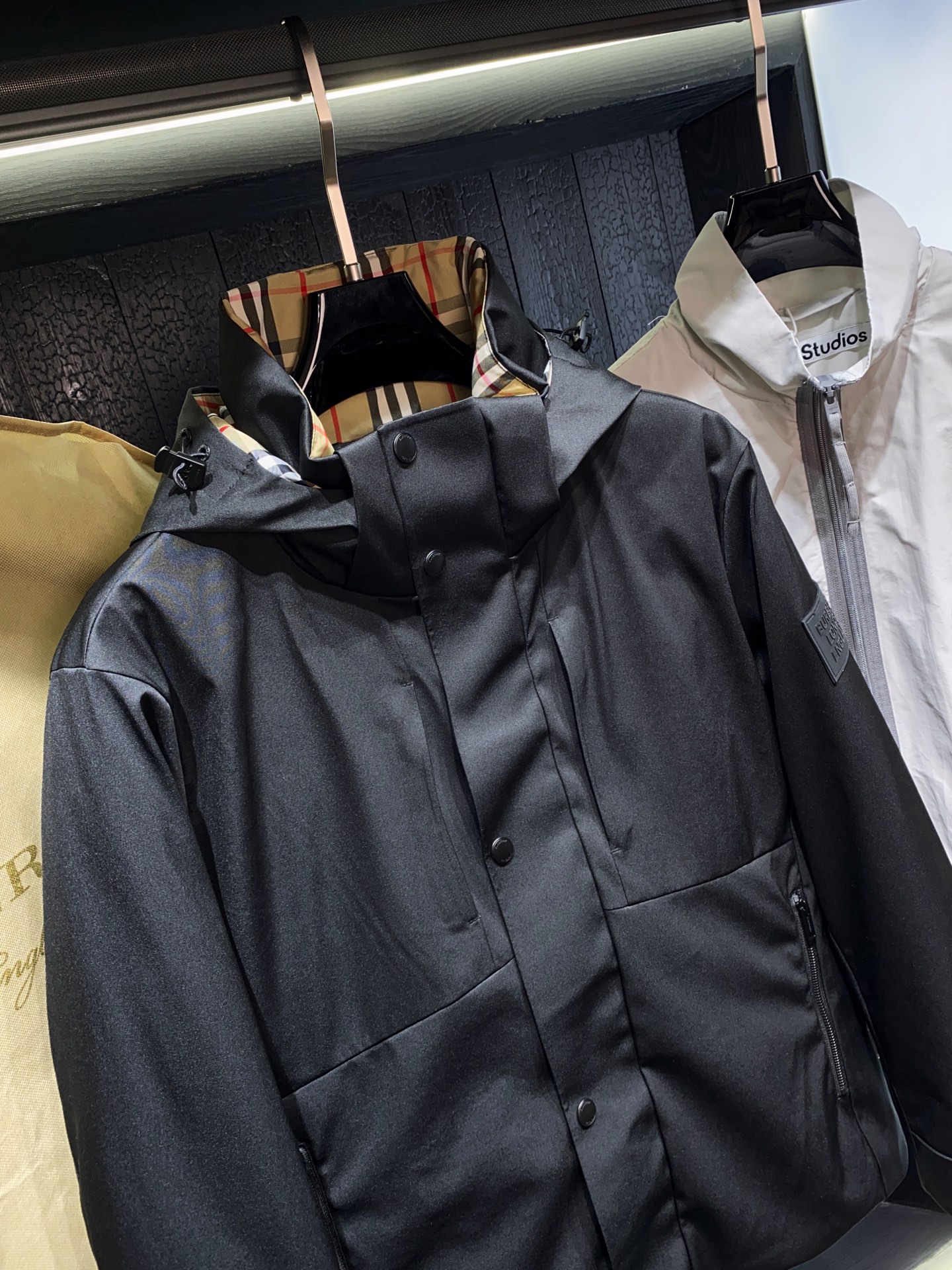 秋冬新款Bur*erry 全新TB激光切割LOGO户外系列专属标识羽绒服 亮眼的色泽搭配加上精工裁剪的造