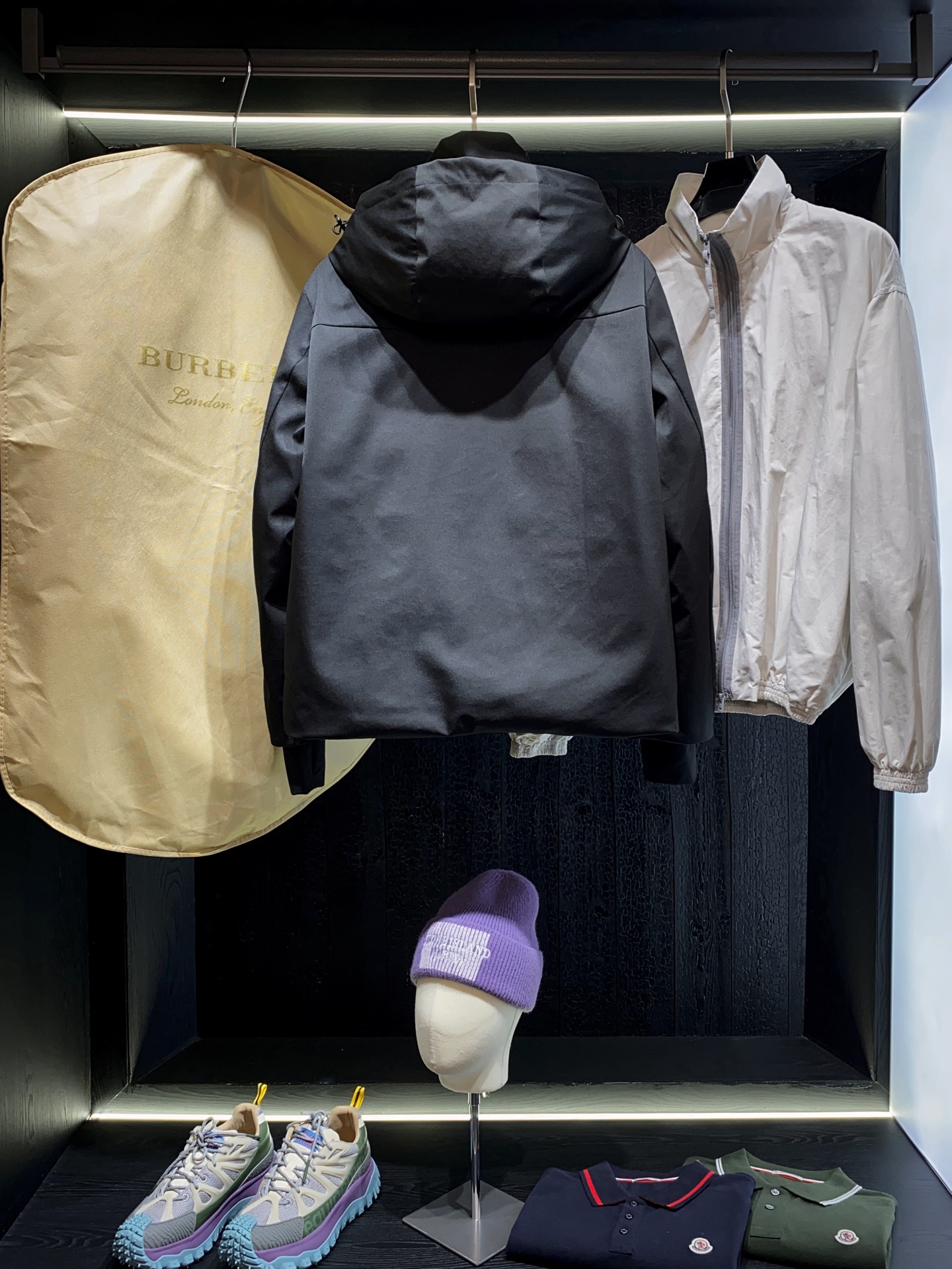 秋冬新款Bur*erry 全新TB激光切割LOGO户外系列专属标识羽绒服 亮眼的色泽搭配加上精工裁剪的造