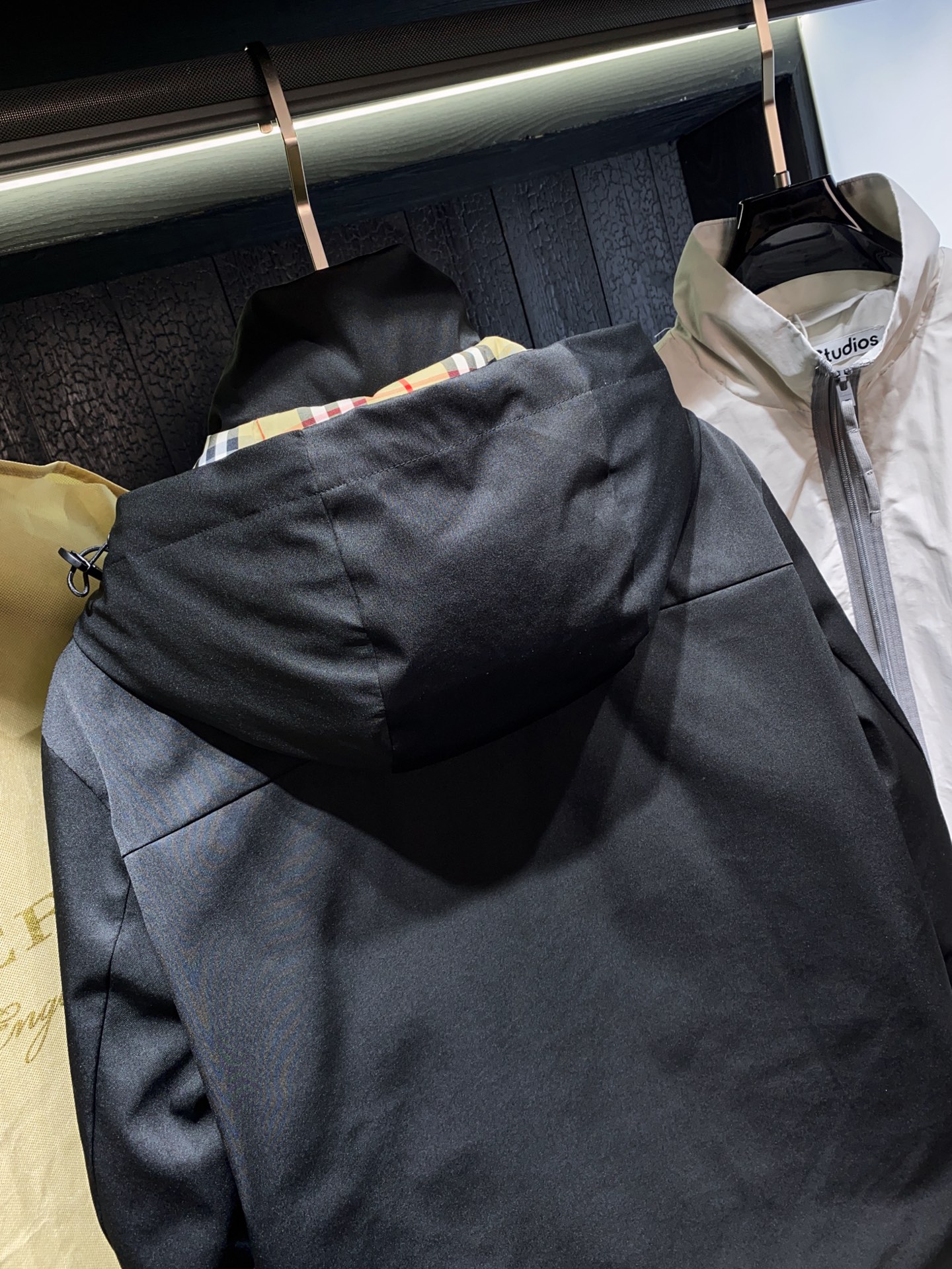 秋冬新款Bur*erry 全新TB激光切割LOGO户外系列专属标识羽绒服 亮眼的色泽搭配加上精工裁剪的造