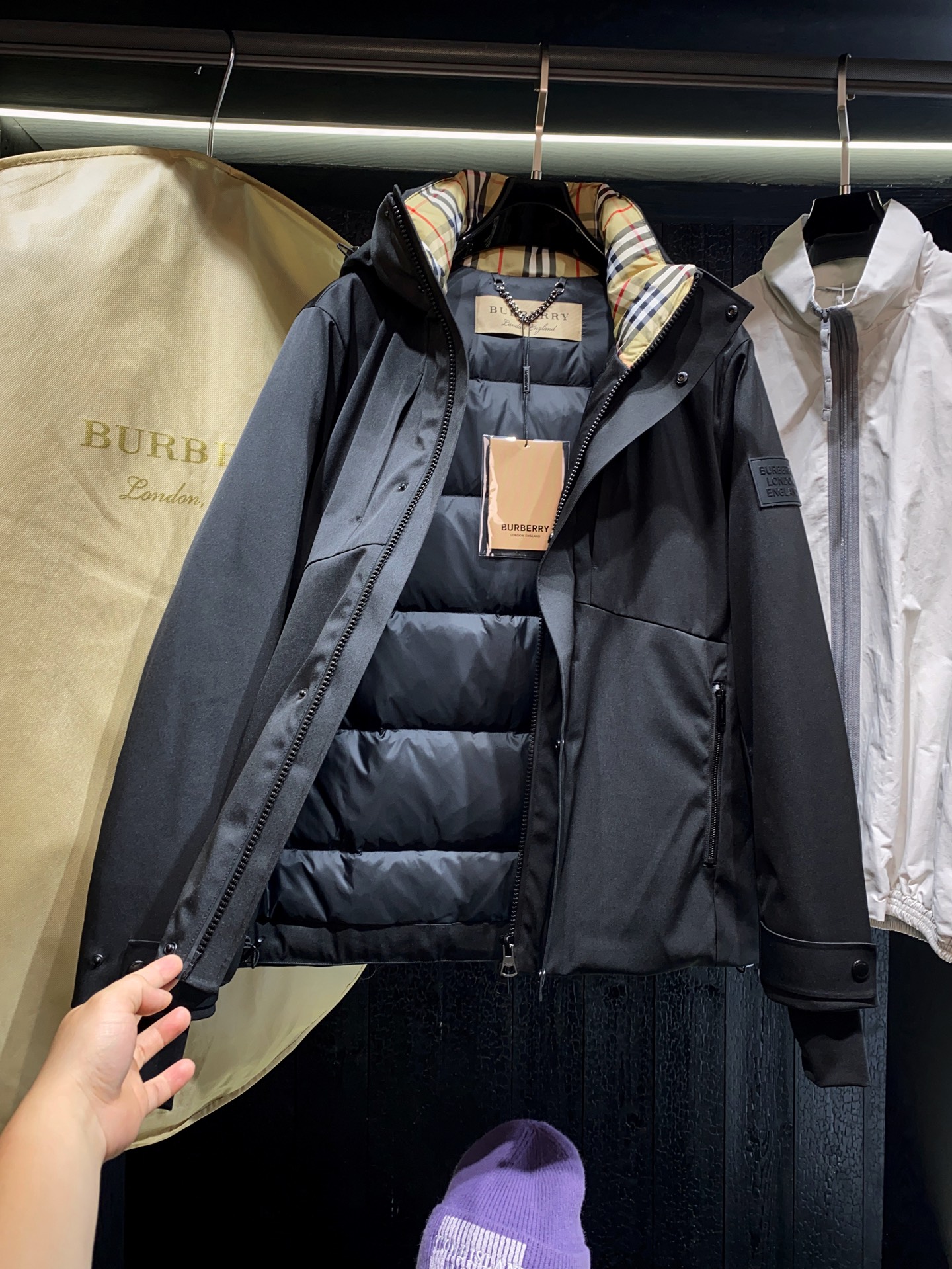 秋冬新款Bur*erry 全新TB激光切割LOGO户外系列专属标识羽绒服 亮眼的色泽搭配加上精工裁剪的造