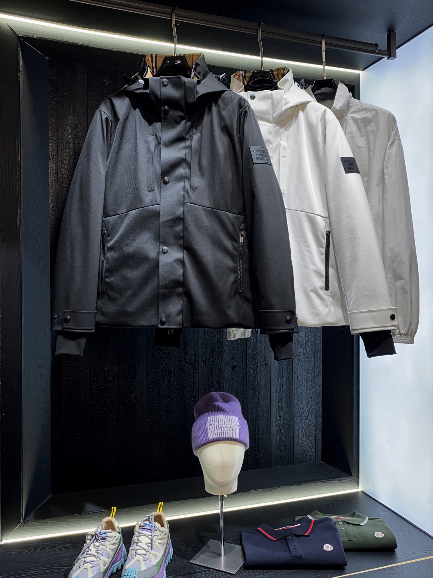 秋冬新款Bur*erry 全新TB激光切割LOGO户外系列专属标识羽绒服 亮眼的色泽搭配加上精工裁剪的造