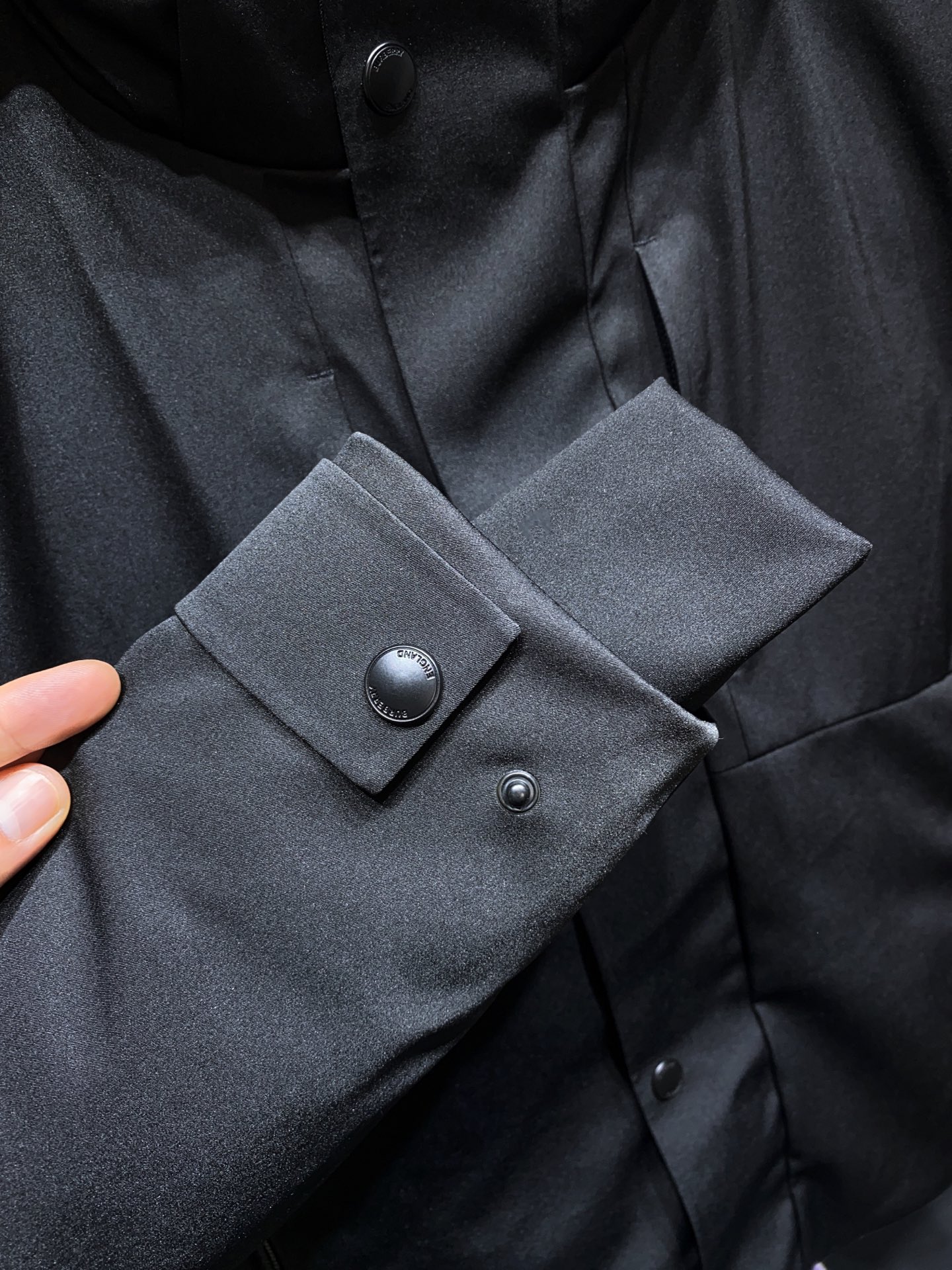 秋冬新款Bur*erry 全新TB激光切割LOGO户外系列专属标识羽绒服 亮眼的色泽搭配加上精工裁剪的造