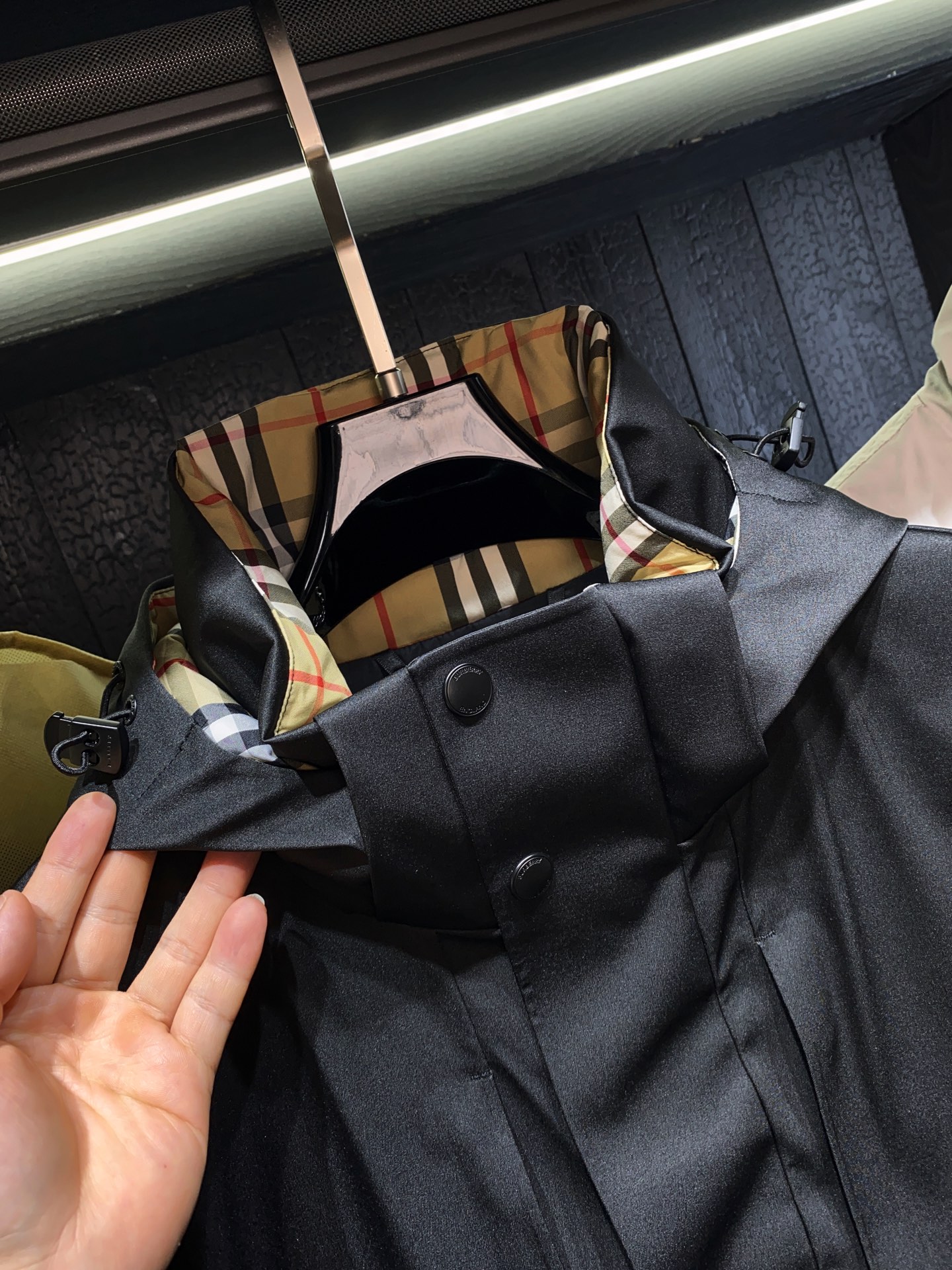 秋冬新款Bur*erry 全新TB激光切割LOGO户外系列专属标识羽绒服 亮眼的色泽搭配加上精工裁剪的造