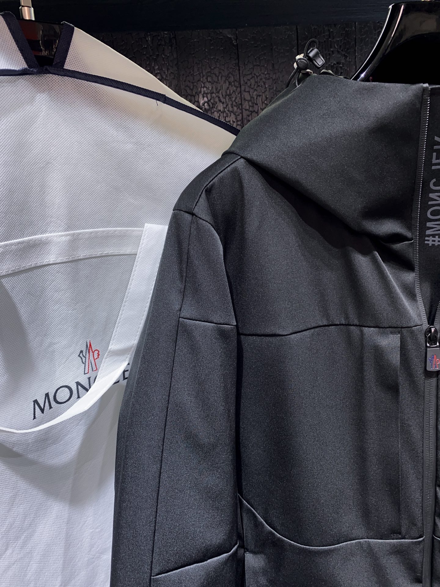 【新品 秋冬新款Mon*ler Grenble压胶滑雪羽绒服 彰显造型气质的不朽传奇.极致款的休闲户外型