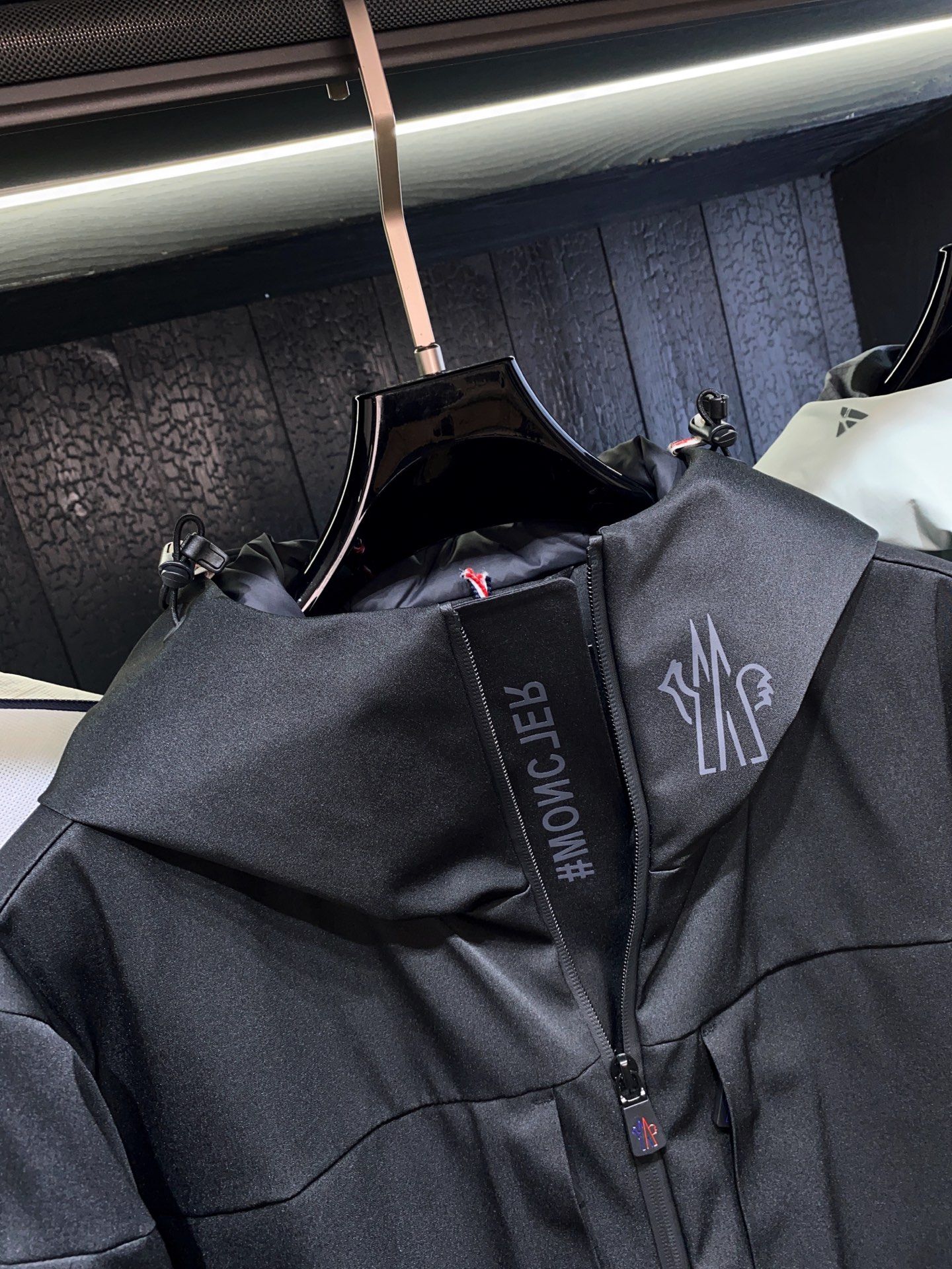 【新品 秋冬新款Mon*ler Grenble压胶滑雪羽绒服 彰显造型气质的不朽传奇.极致款的休闲户外型