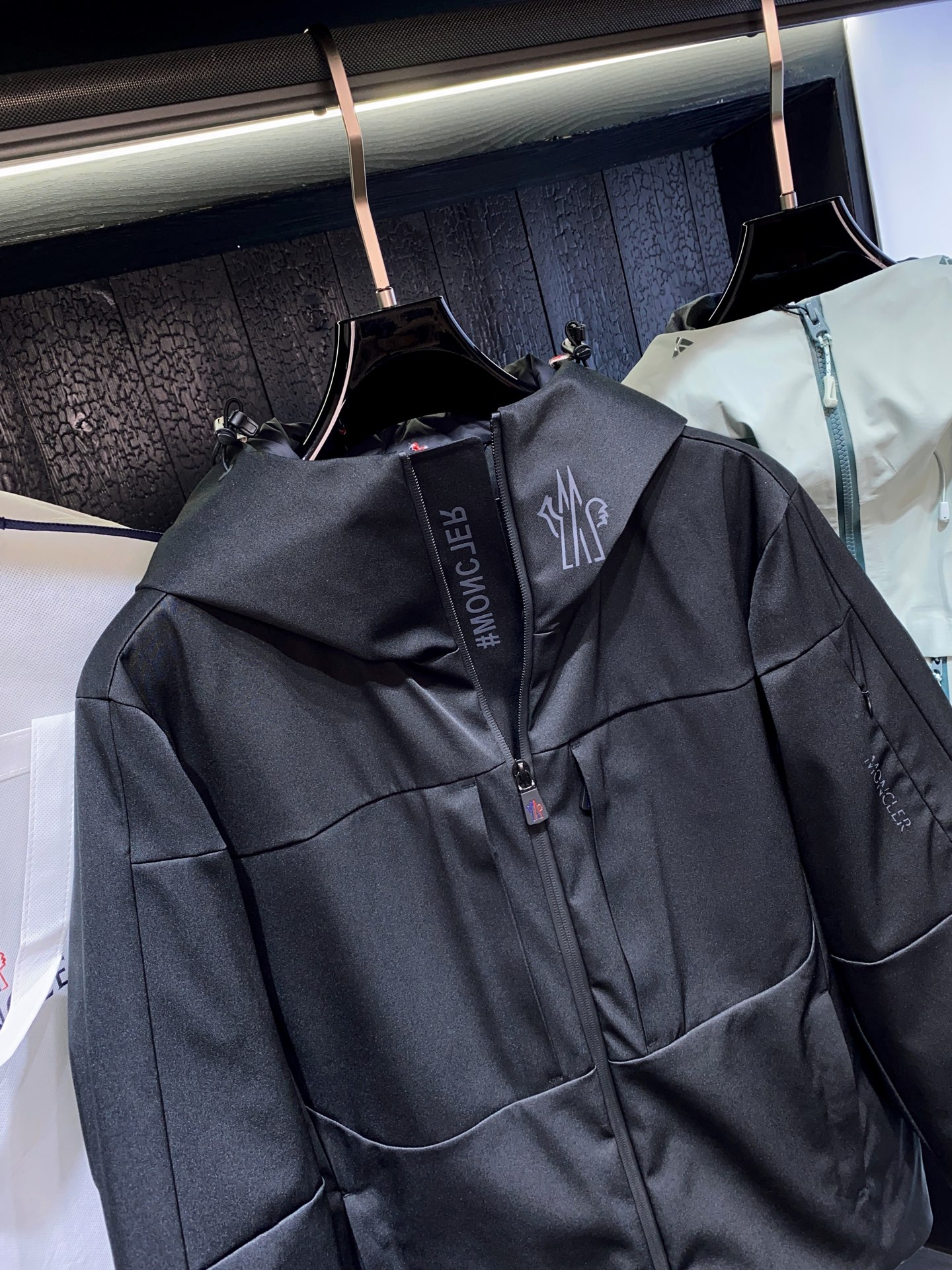 【新品 秋冬新款Mon*ler Grenble压胶滑雪羽绒服 彰显造型气质的不朽传奇.极致款的休闲户外型