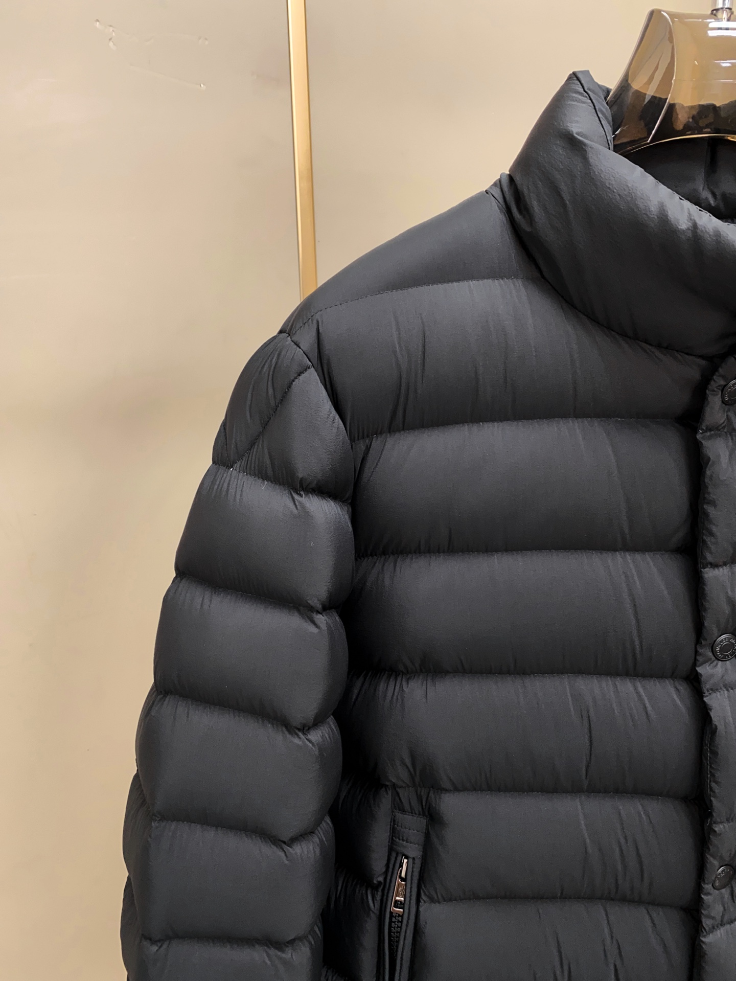 高品质新品Moncler25FW推出的这款立领短款羽绒服完美融合了时尚与功能。设计师从机车夹克的硬朗线条