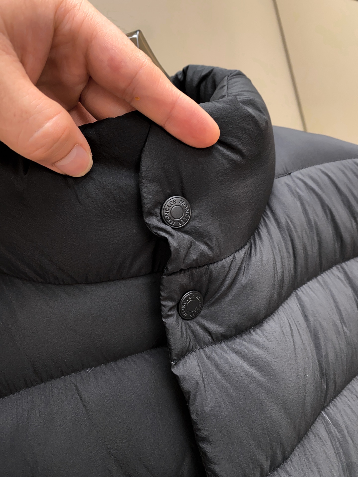 高品质新品Moncler25FW推出的这款立领短款羽绒服完美融合了时尚与功能。设计师从机车夹克的硬朗线条