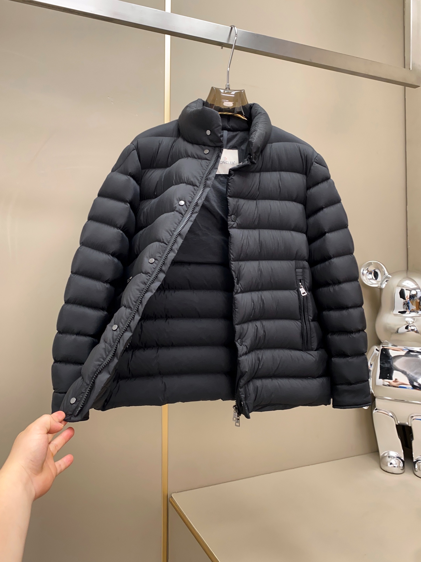 高品质新品Moncler25FW推出的这款立领短款羽绒服完美融合了时尚与功能。设计师从机车夹克的硬朗线条